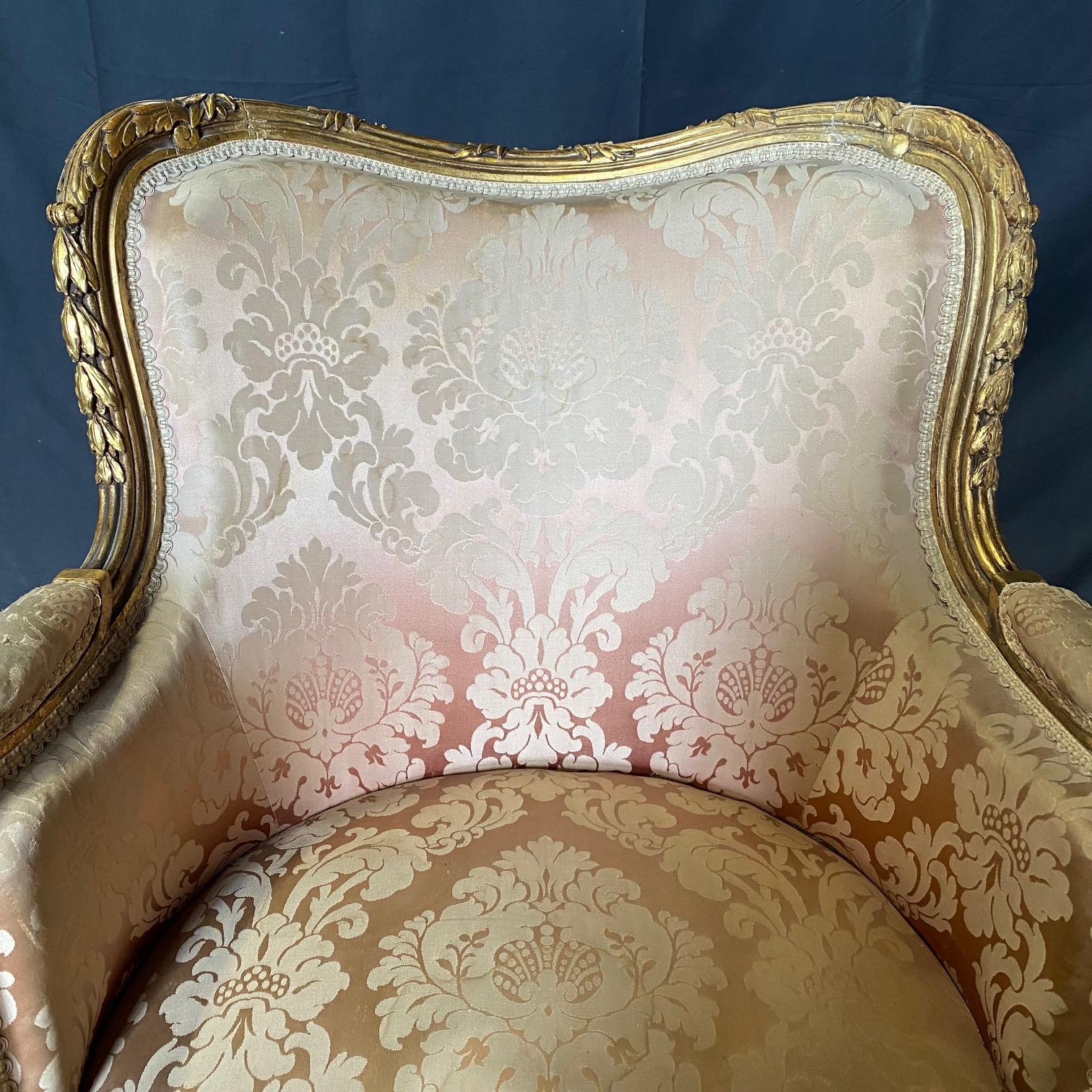 Français Opulente paire de fauteuils Bergere en bois doré de style Louis XVI provenant d'une suite de salon en vente