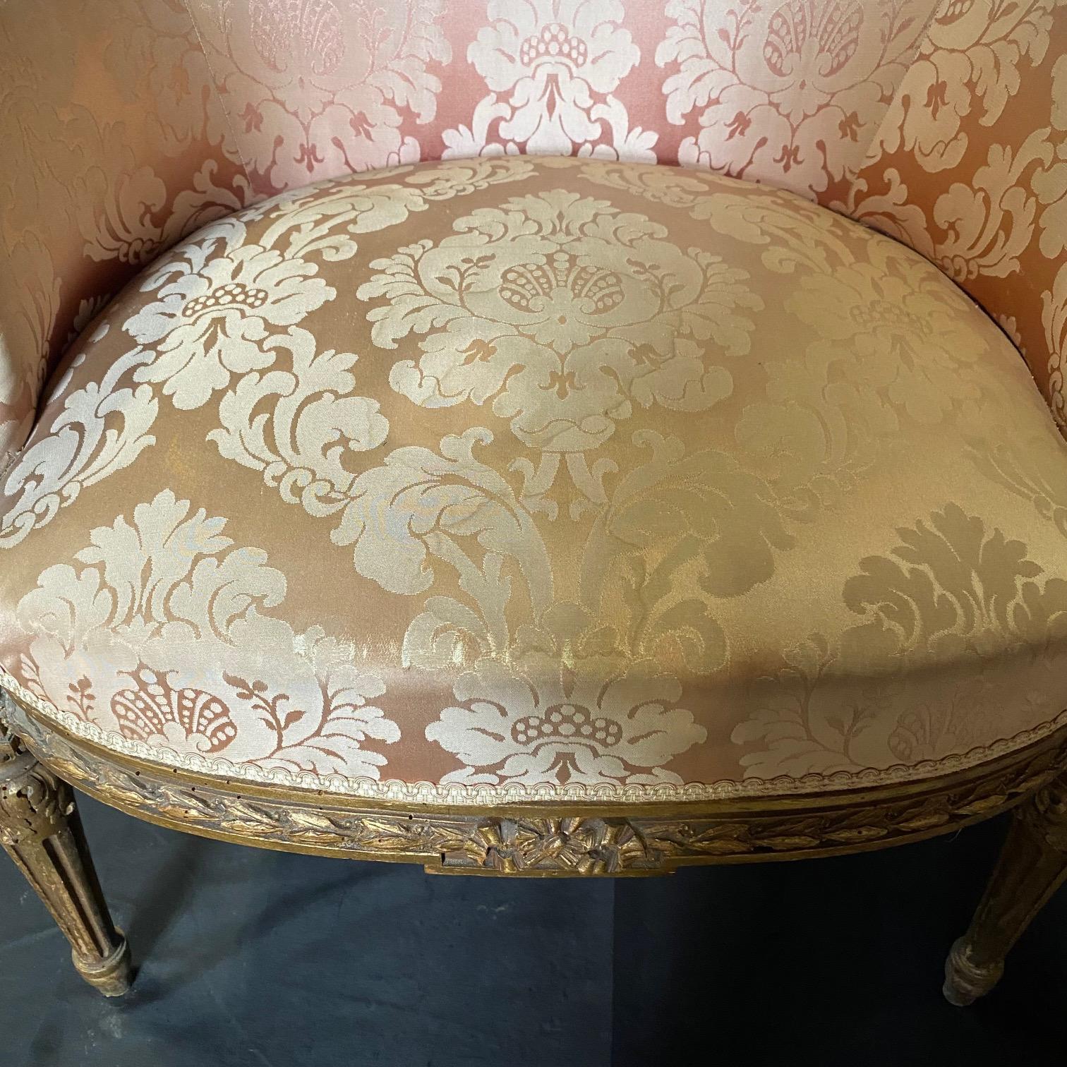 Opulente paire de fauteuils Bergere en bois doré de style Louis XVI provenant d'une suite de salon Bon état - En vente à Hopewell, NJ