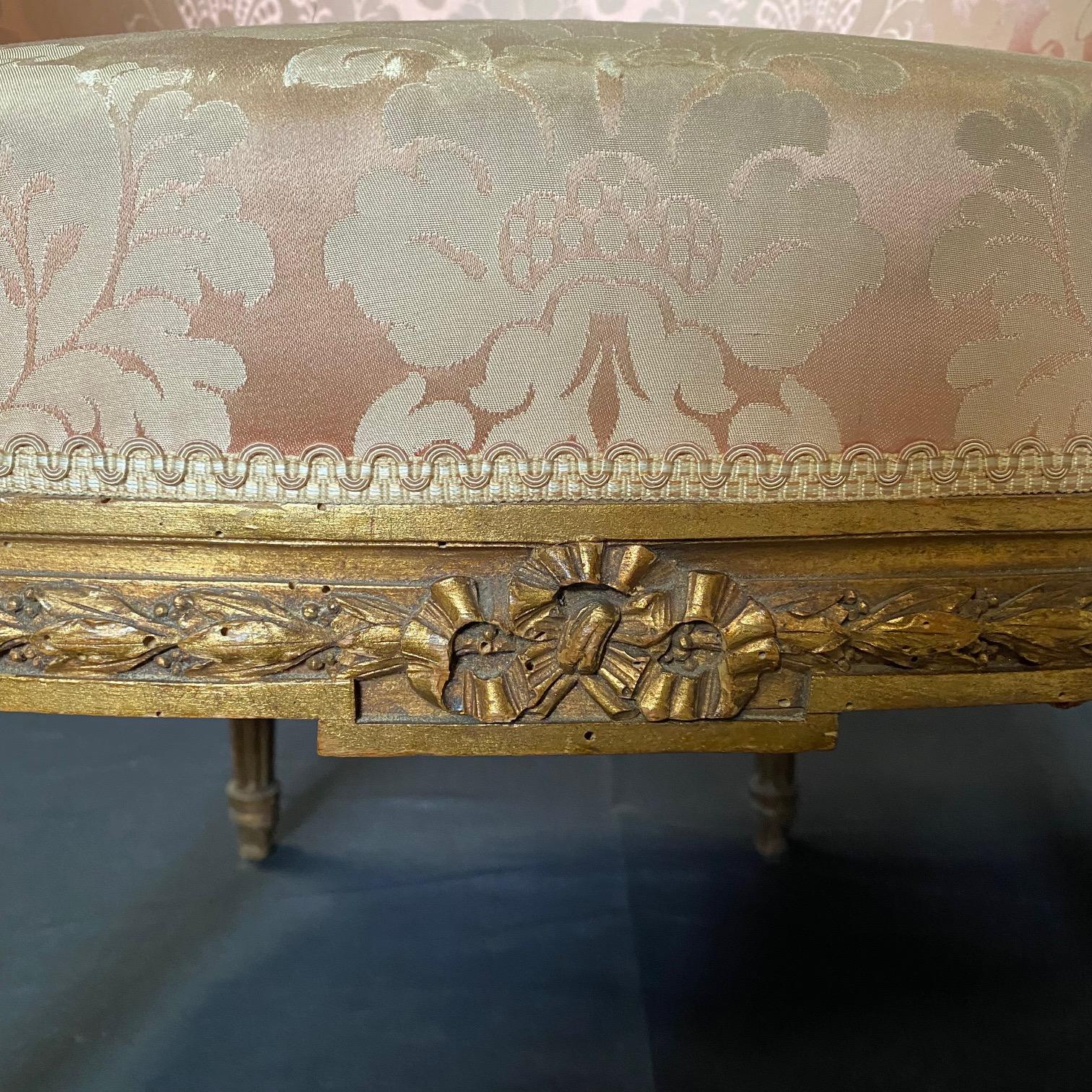 XIXe siècle Opulente paire de fauteuils Bergere en bois doré de style Louis XVI provenant d'une suite de salon en vente