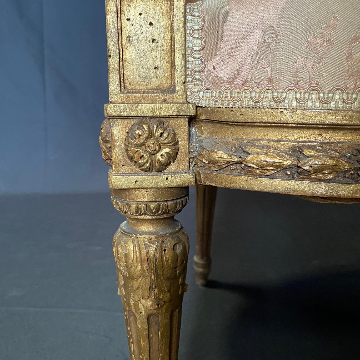 Damas Opulente paire de fauteuils Bergere en bois doré de style Louis XVI provenant d'une suite de salon en vente