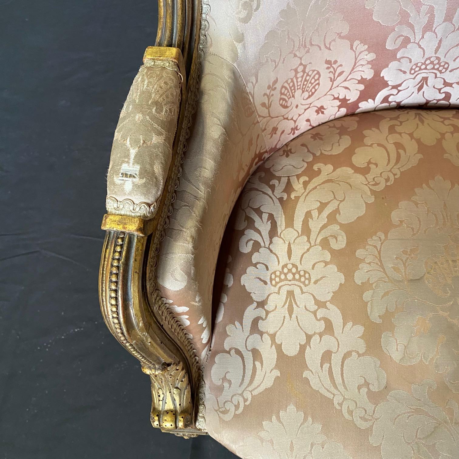 Opulente paire de fauteuils Bergere en bois doré de style Louis XVI provenant d'une suite de salon en vente 1