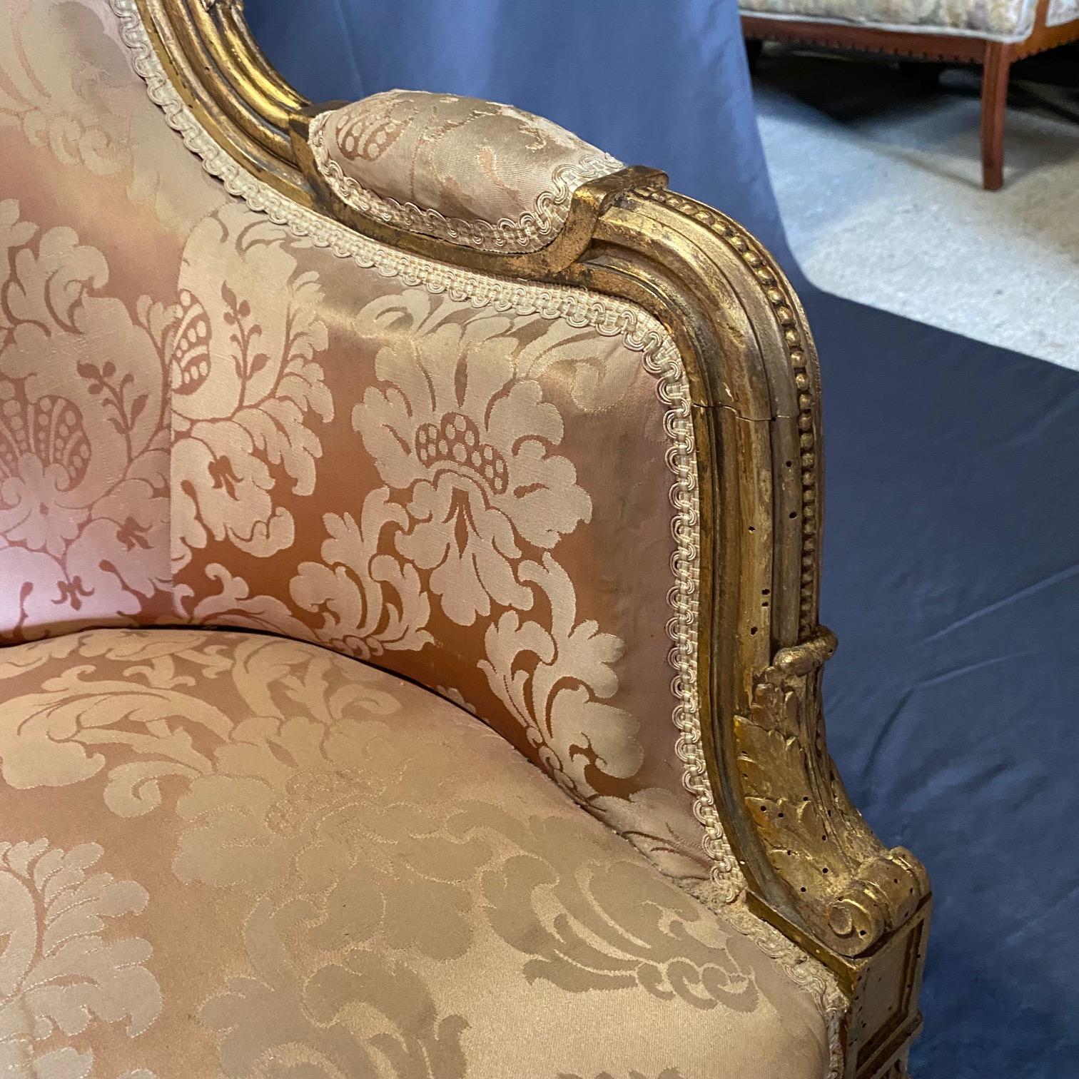 Opulente paire de fauteuils Bergere en bois doré de style Louis XVI provenant d'une suite de salon en vente 2
