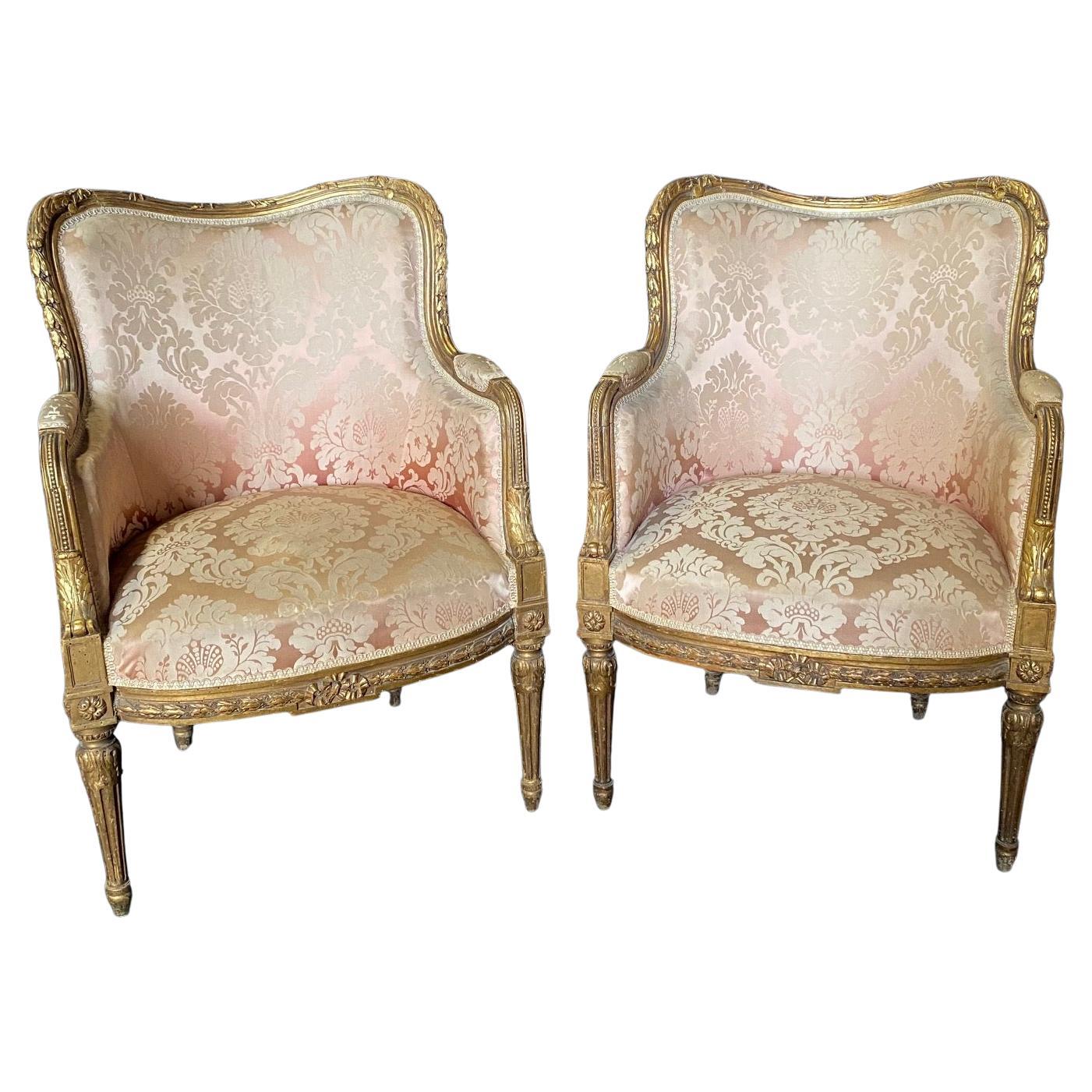 Opulente paire de fauteuils Bergere en bois doré de style Louis XVI provenant d'une suite de salon en vente