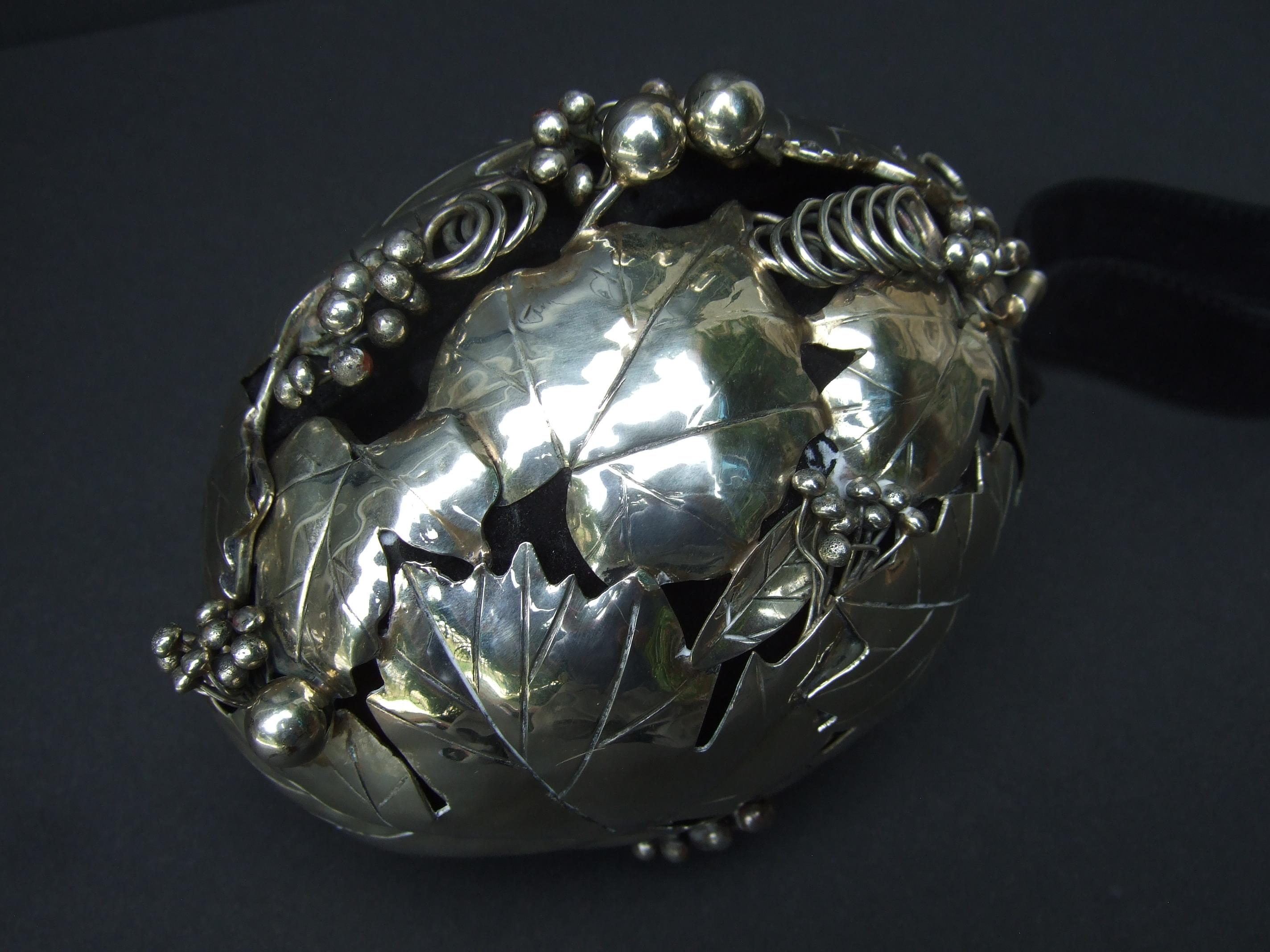 Opulento bolso de noche de hojas artesanas de metal plateado hecho a mano, diseñado por Pérez Sanz en venta 4