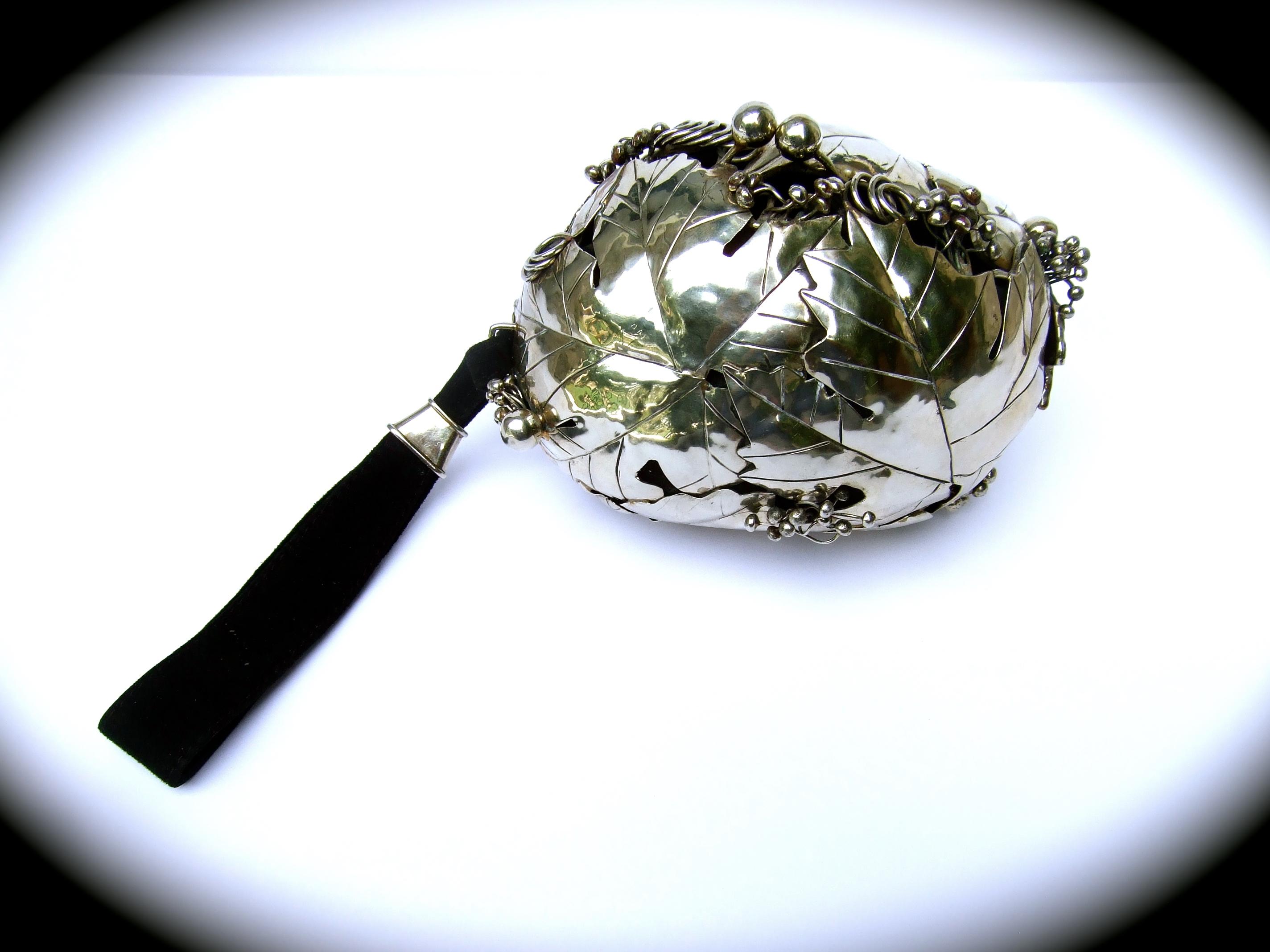 Opulento bolso de noche de hojas artesanas de metal plateado hecho a mano, diseñado por Pérez Sanz en venta 5