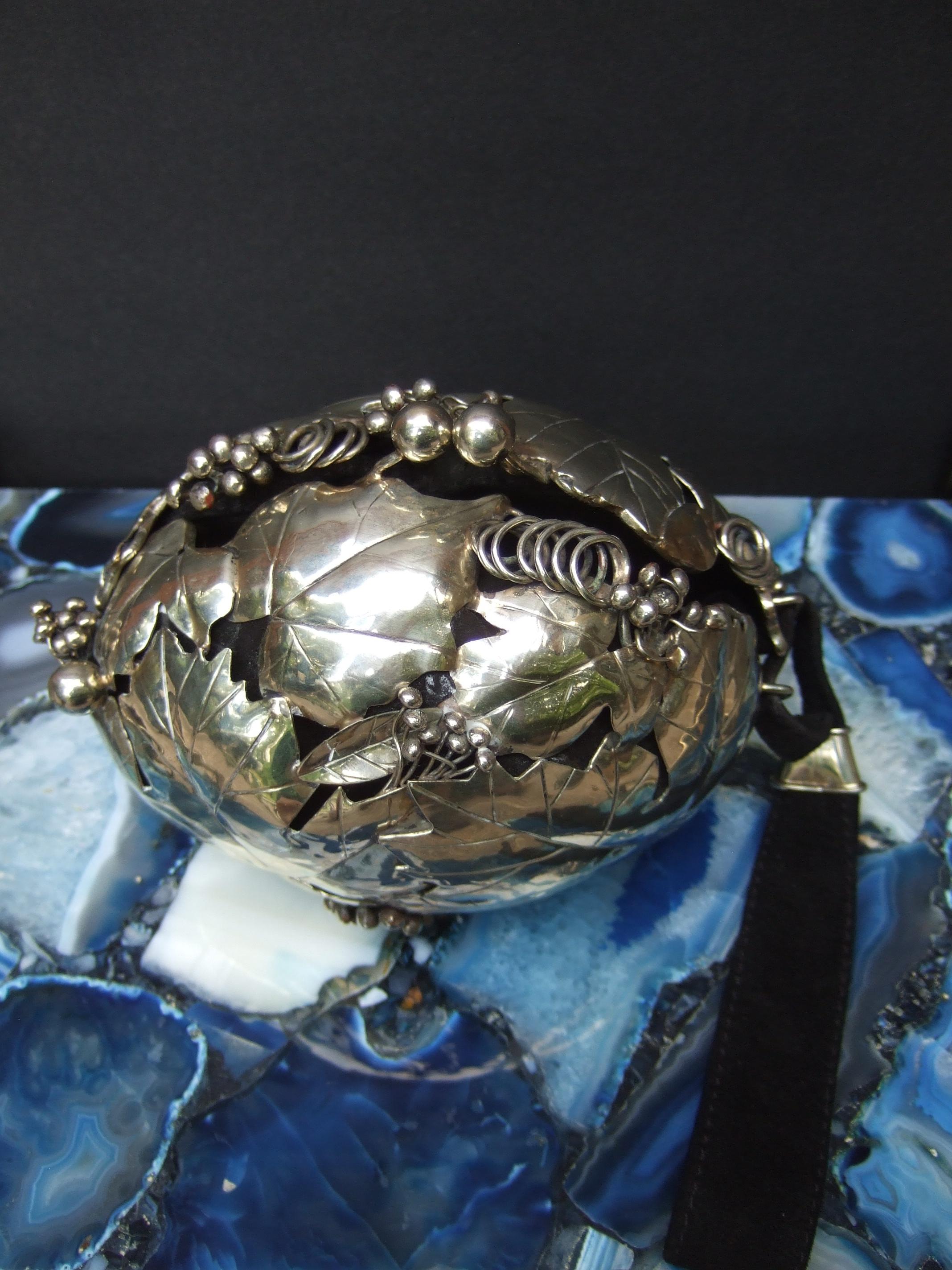 Opulento bolso de noche de hojas artesanas de metal plateado hecho a mano, diseñado por Pérez Sanz en venta 7