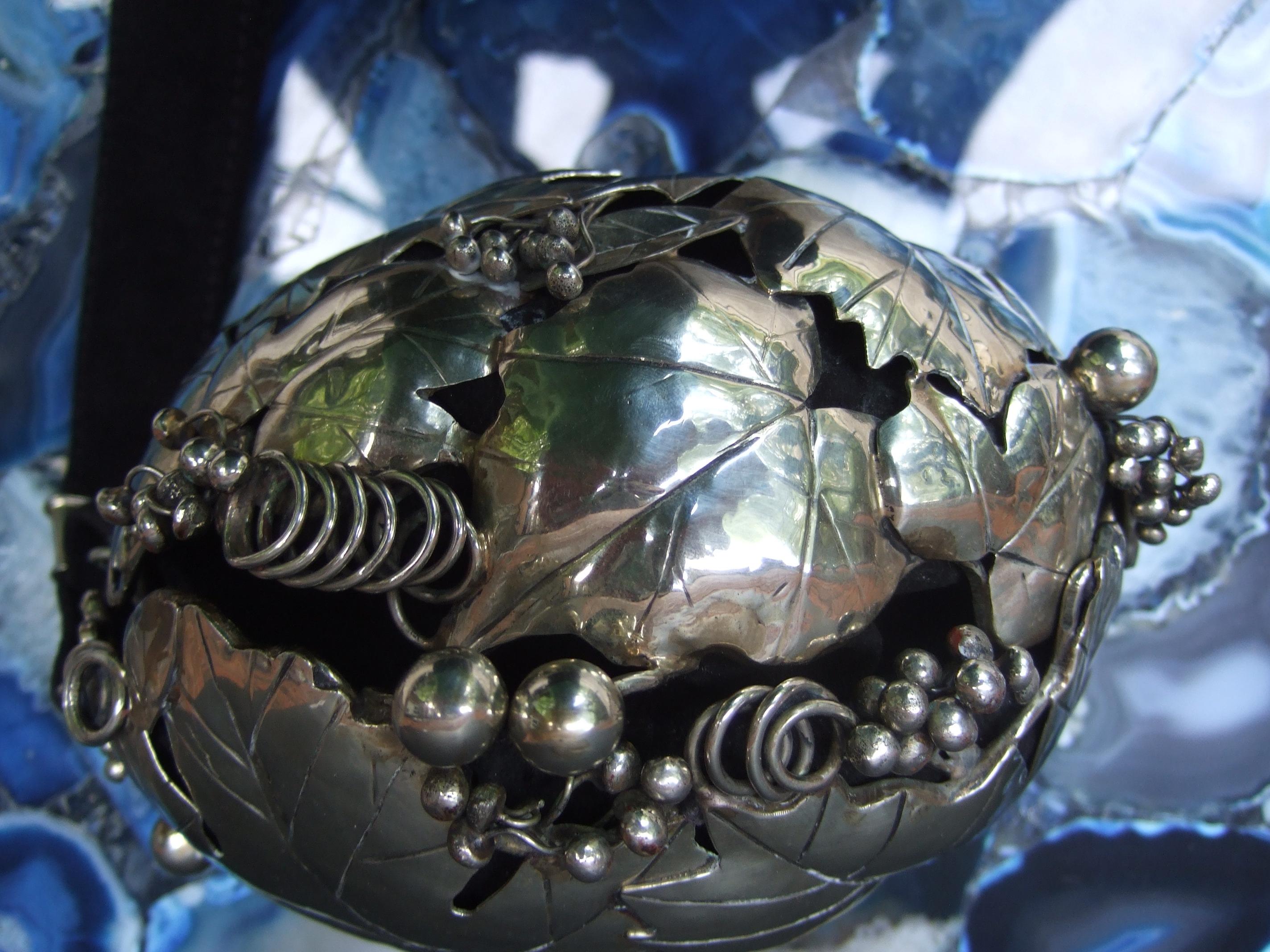 Opulento bolso de noche de hojas artesanas de metal plateado hecho a mano, diseñado por Pérez Sanz en venta 9