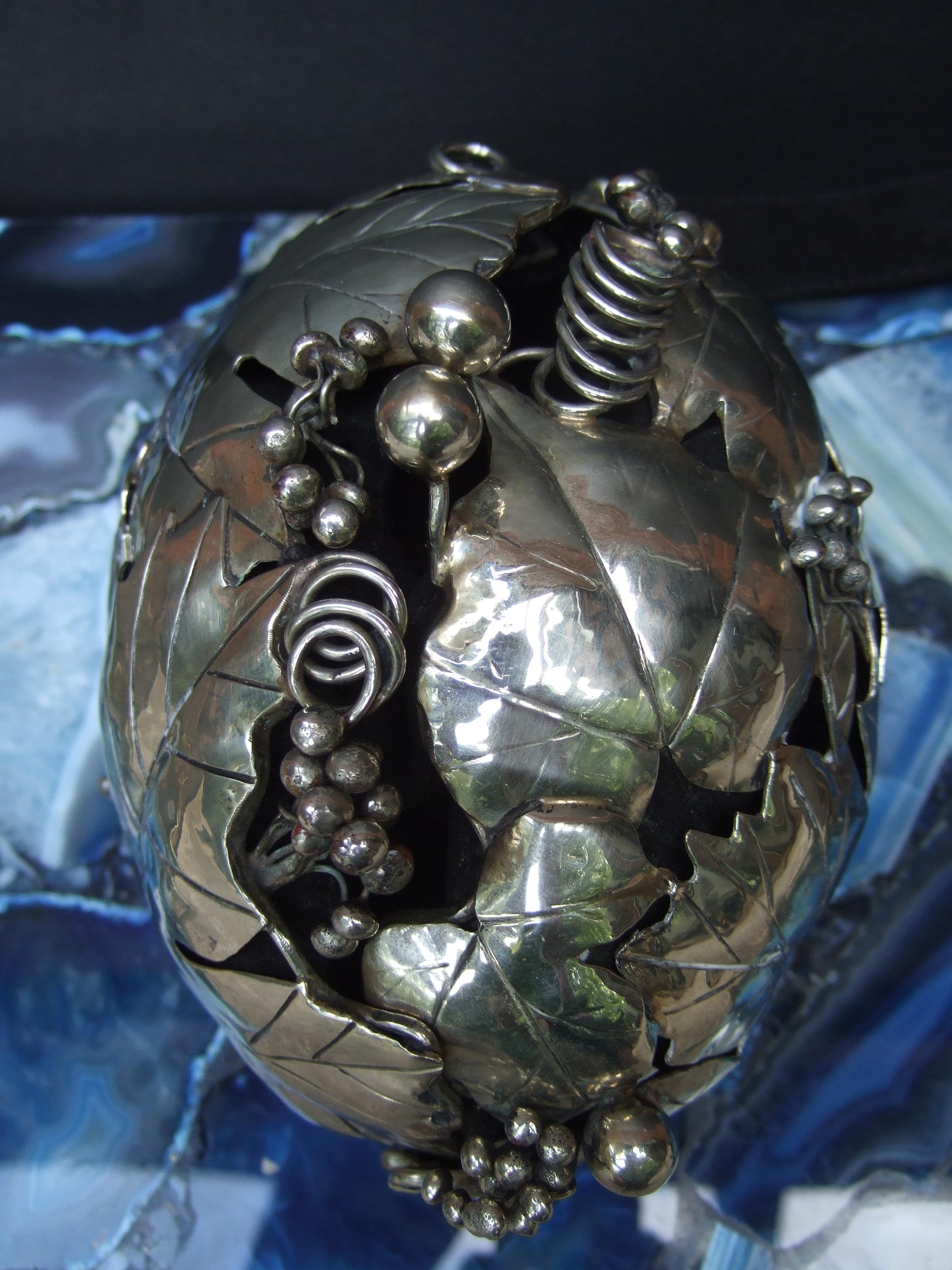 Opulento bolso de noche de hojas artesanas de metal plateado hecho a mano, diseñado por Pérez Sanz en venta 10