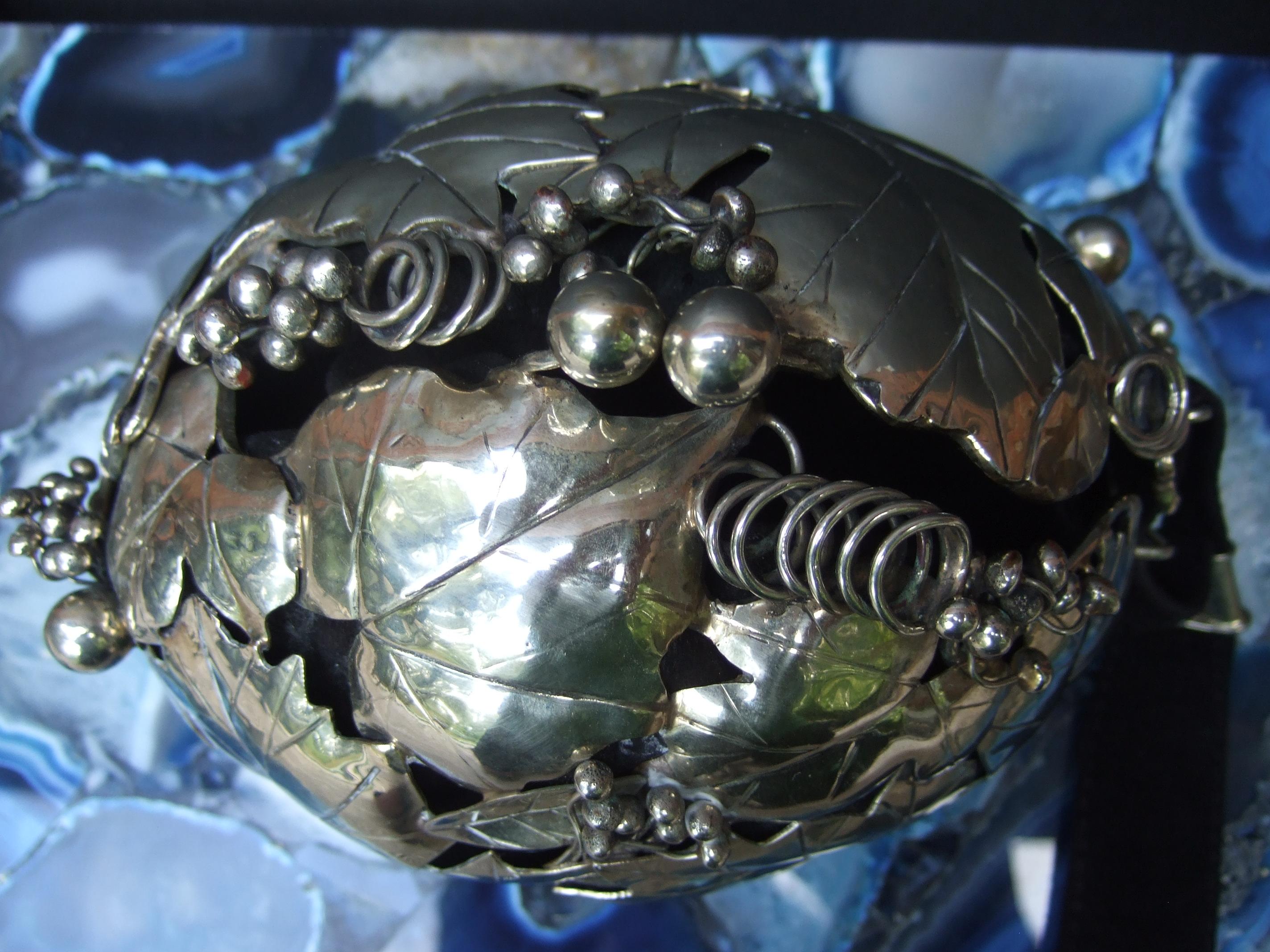 Opulento bolso de noche de hojas artesanas de metal plateado hecho a mano, diseñado por Pérez Sanz en venta 11