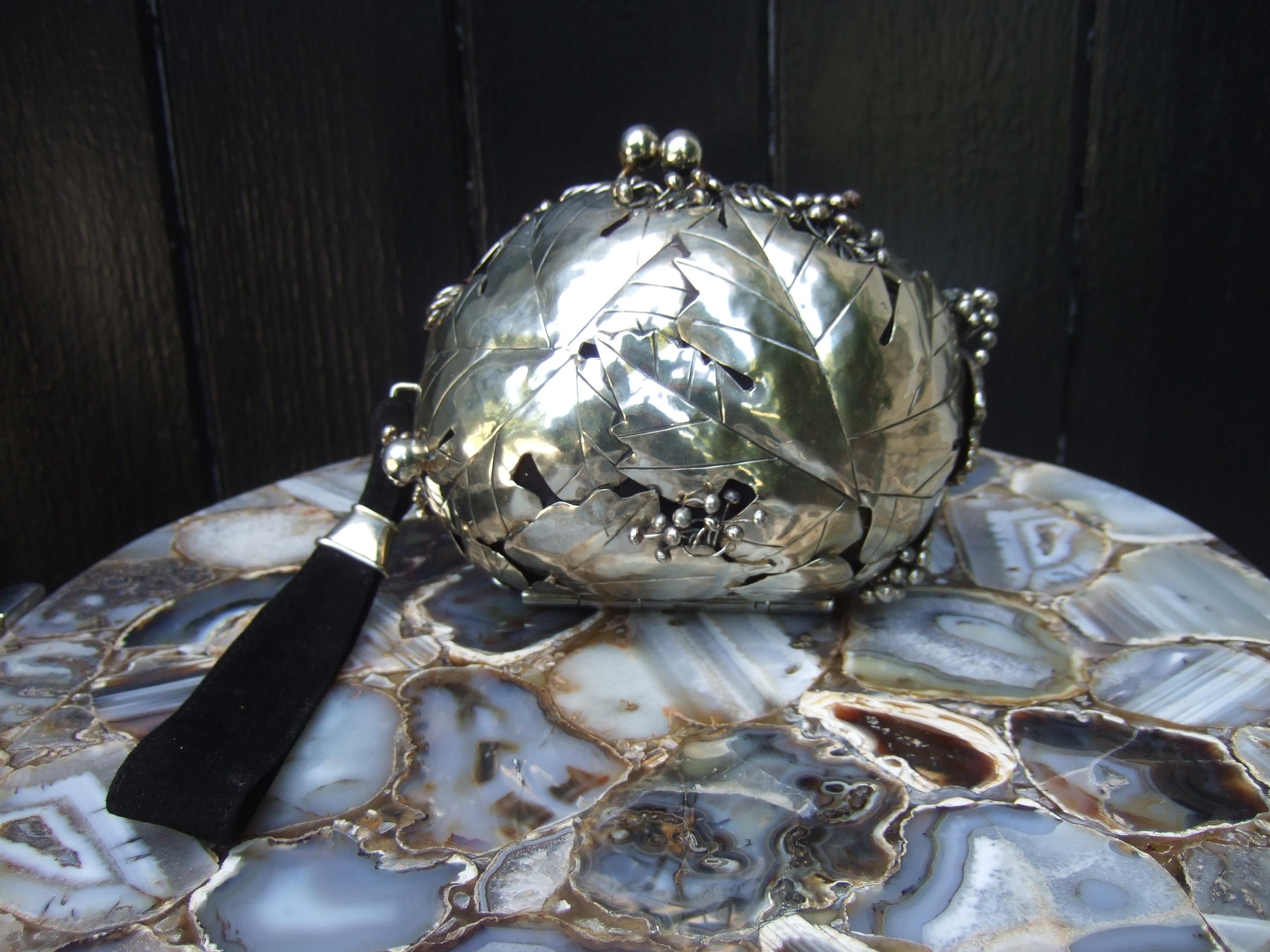 Opulento bolso de noche de hojas artesanas de metal plateado hecho a mano, diseñado por Pérez Sanz en venta 12