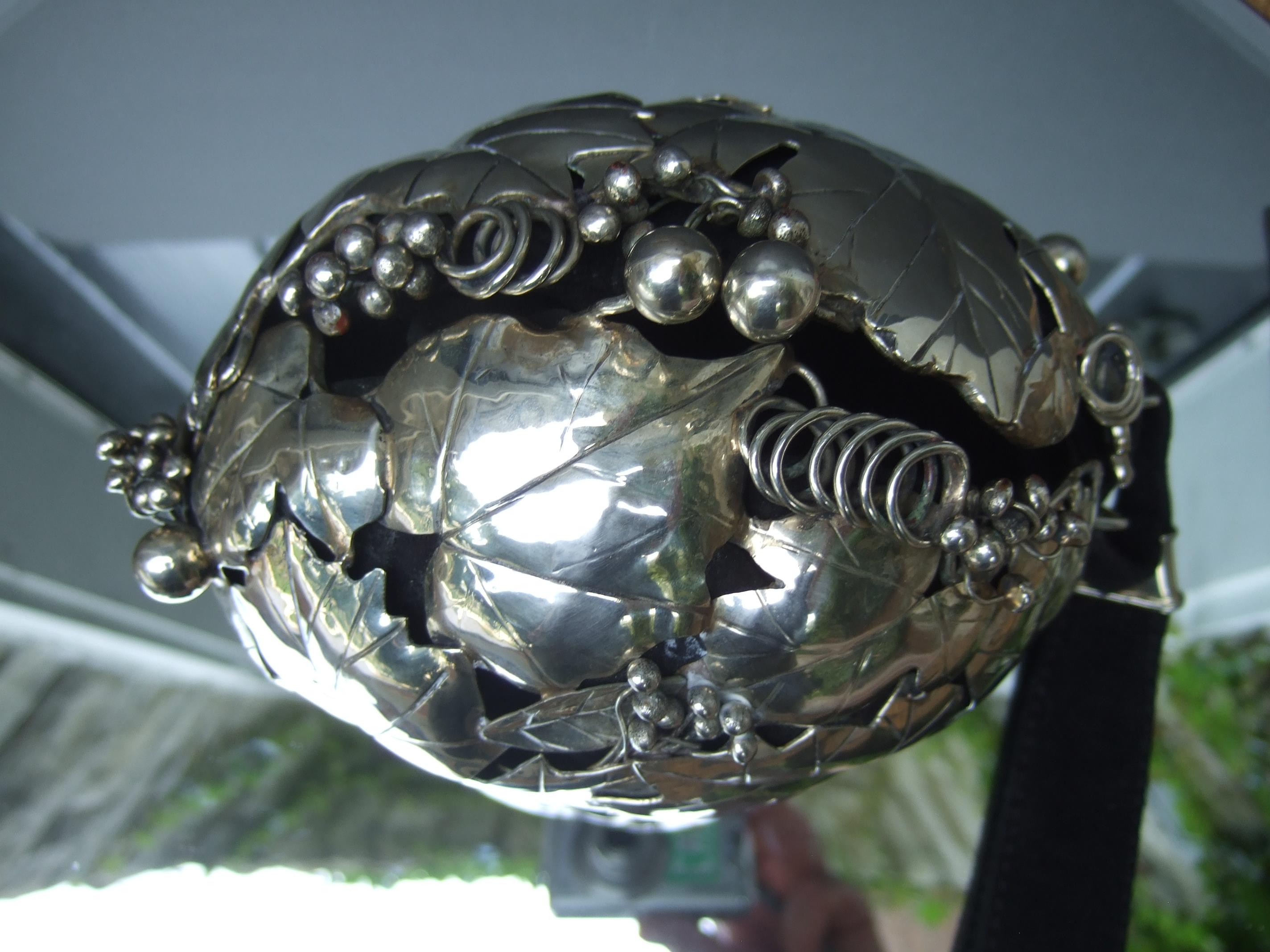 Opulento bolso de noche de hojas artesanas de metal plateado hecho a mano, diseñado por Pérez Sanz en venta 8