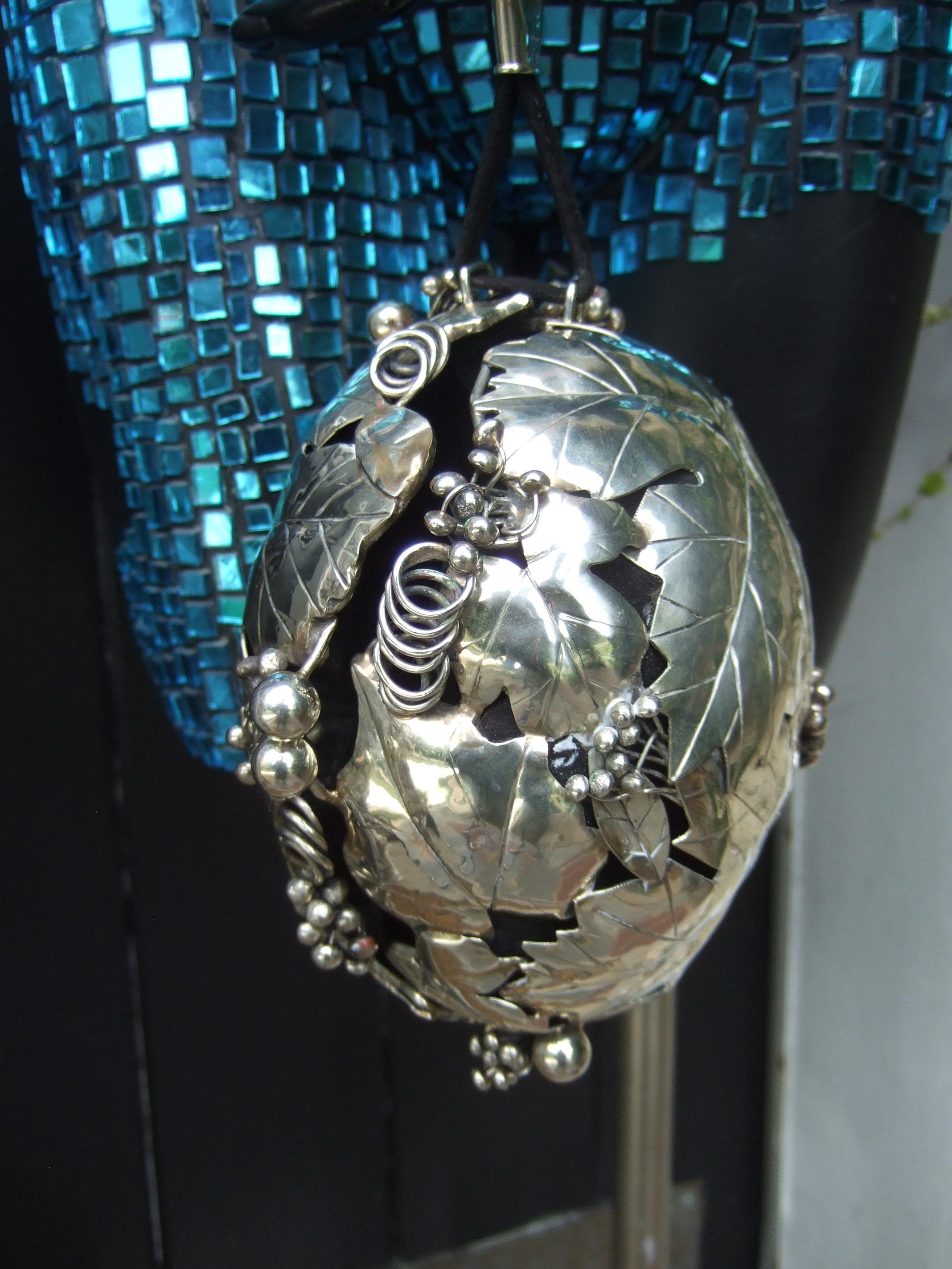 Opulento bolso de noche de hojas artesanas de metal plateado hecho a mano, diseñado por Pérez Sanz en Bueno estado para la venta en University City, MO