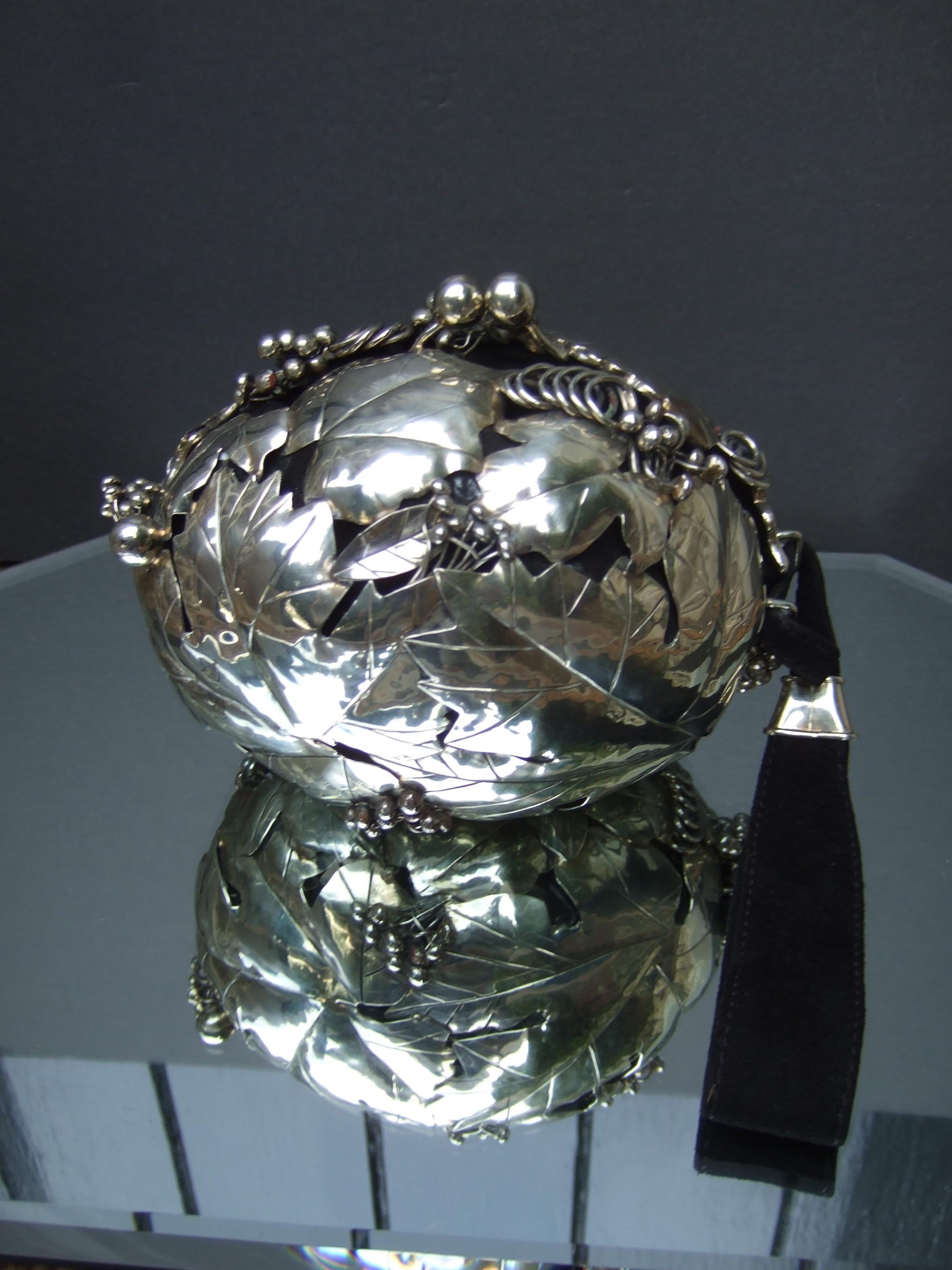 De las mujeres Opulento bolso de noche de hojas artesanas de metal plateado hecho a mano, diseñado por Pérez Sanz en venta