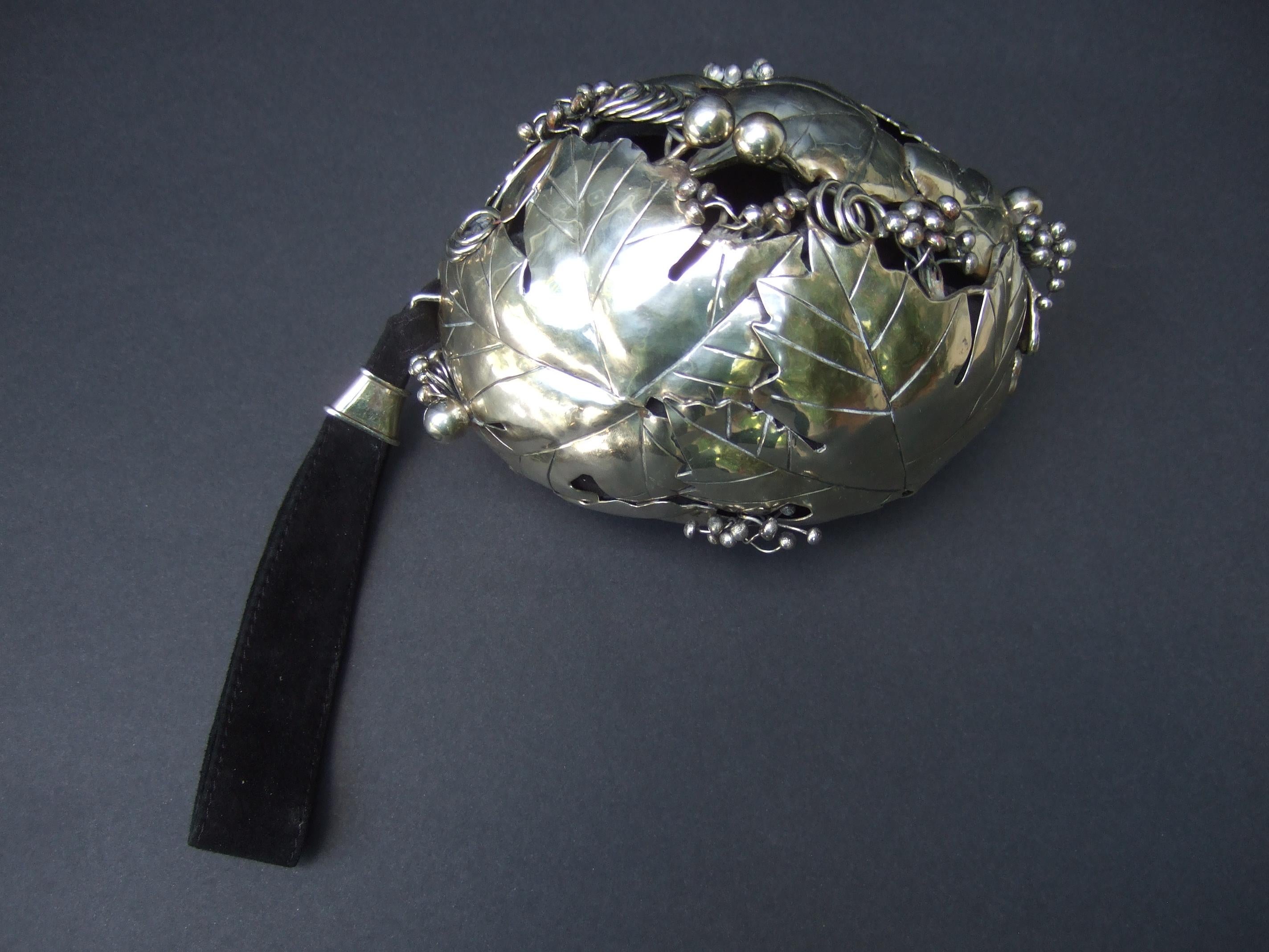 Opulento bolso de noche de hojas artesanas de metal plateado hecho a mano, diseñado por Pérez Sanz en venta 1