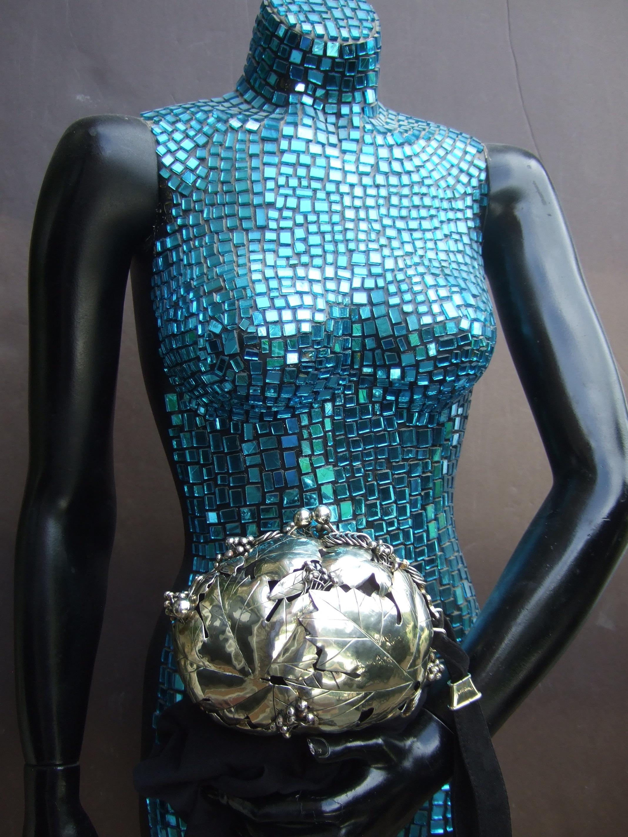 Opulento bolso de noche de hojas artesanas de metal plateado hecho a mano, diseñado por Pérez Sanz en venta 2