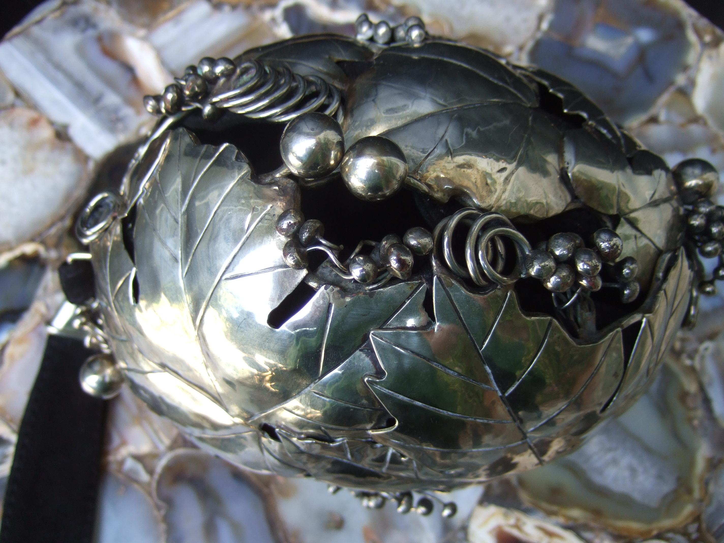 Opulento bolso de noche de hojas artesanas de metal plateado hecho a mano, diseñado por Pérez Sanz en venta 3