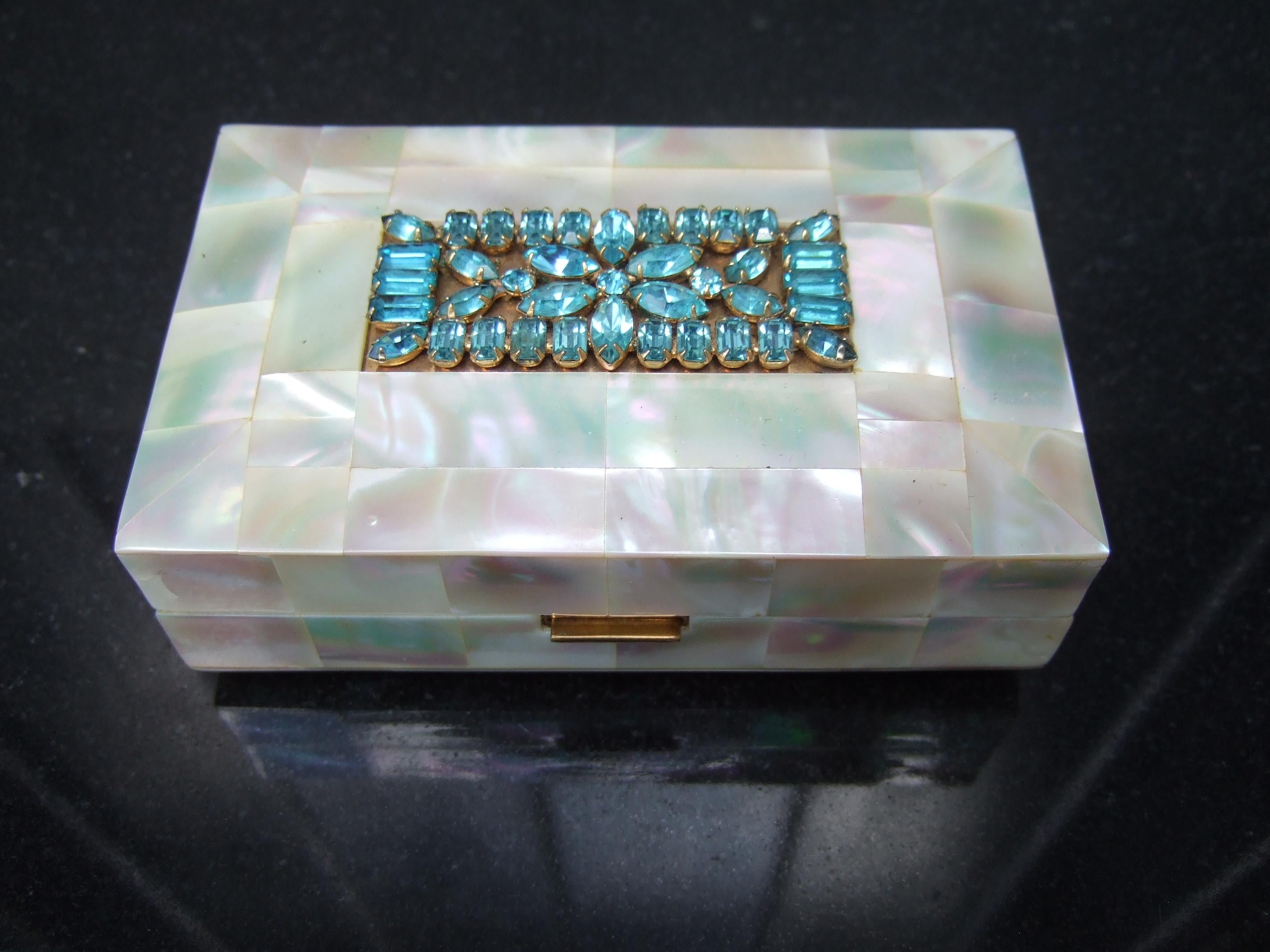Gris Opulent sac de soirée compact incrusté de cristaux et de nacre d'Elgin, années 1950 en vente