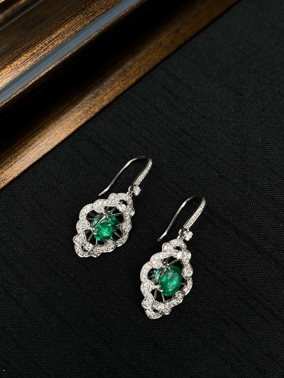 Moderne Boucles d'oreilles opulentes en or 18 carats avec émeraude naturelle en vente