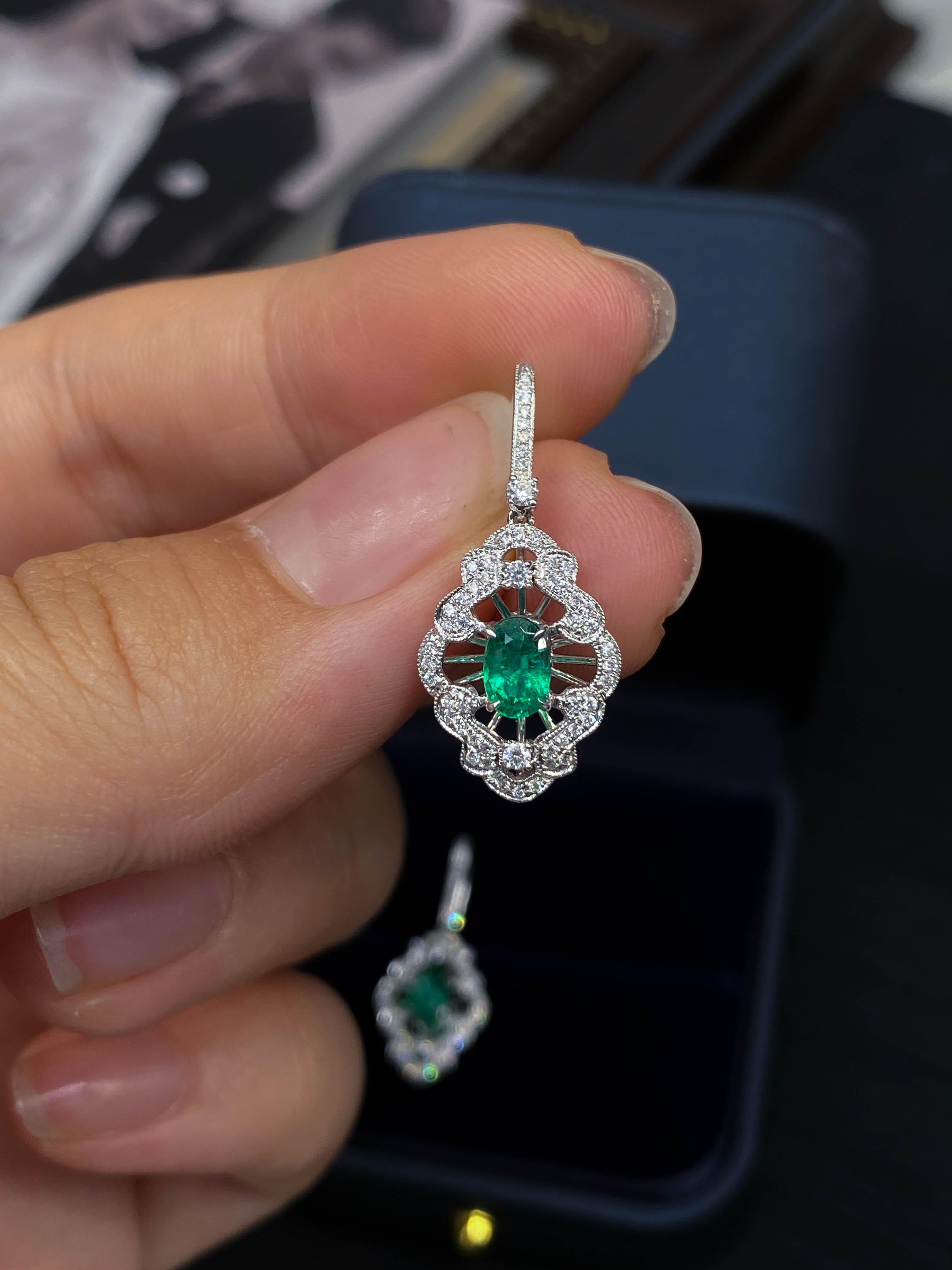 Taille émeraude Boucles d'oreilles opulentes en or 18 carats avec émeraude naturelle en vente