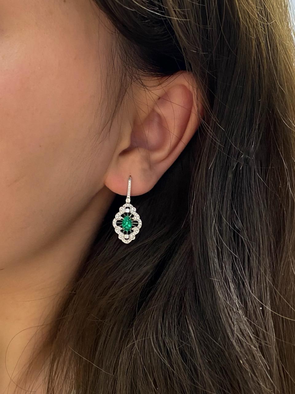 Boucles d'oreilles opulentes en or 18 carats avec émeraude naturelle Neuf - En vente à Kowloon, HK
