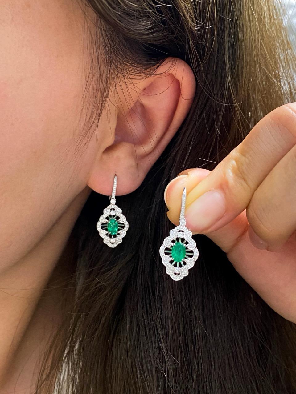 Boucles d'oreilles opulentes en or 18 carats avec émeraude naturelle Unisexe en vente