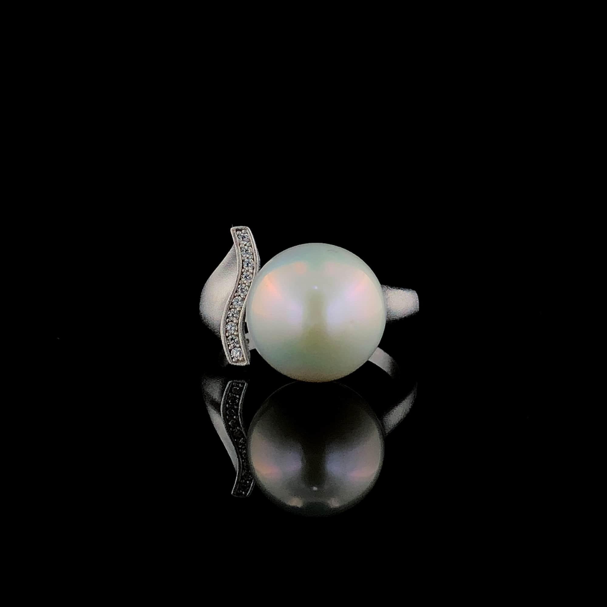 Découvrez notre exquise bague ouverte de créateur, un superbe bijou inspiré par les gracieuses vagues de l'océan. Fabriquée avec une attention méticuleuse aux détails, cette bague ne manquera pas de captiver et d'inspirer. Voici ce qui le rend