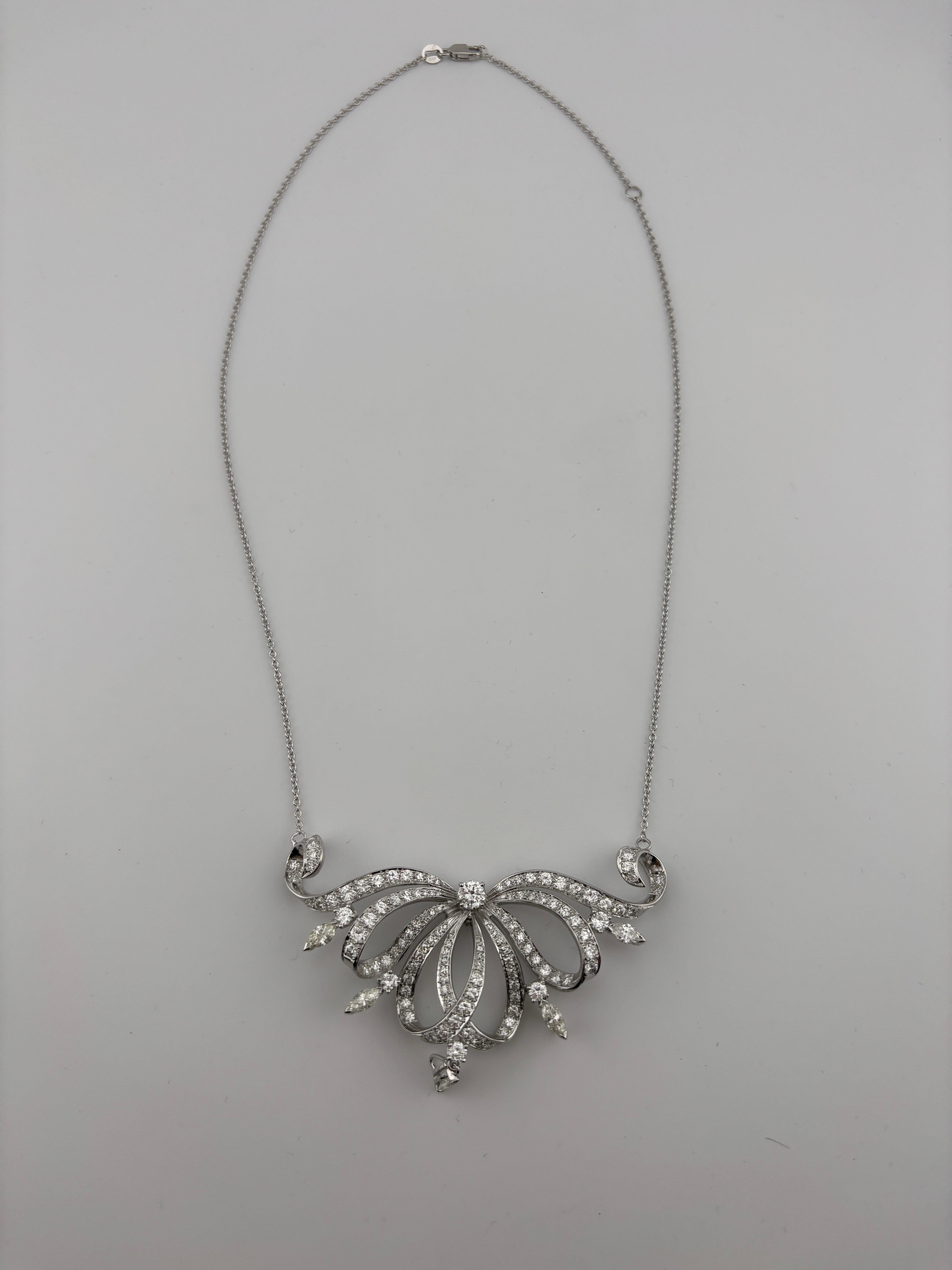 Questa opulenta collana di diamanti in platino che combina diamanti a taglio marquise e diamanti rotondi a taglio brillante è un pezzo mozzafiato e sofisticato che mette in mostra sia l'eleganza della forma marquise che la brillantezza senza tempo