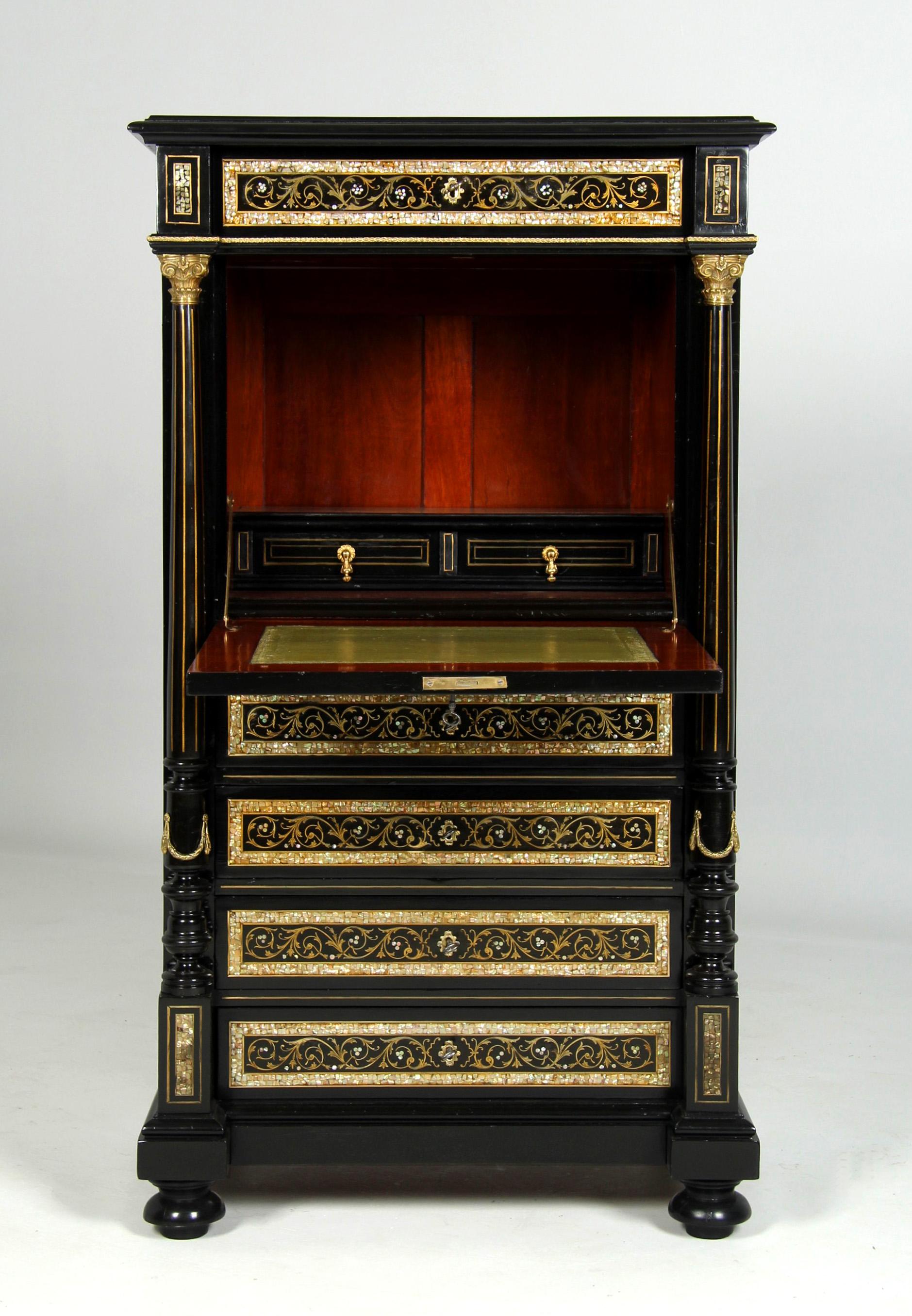 Opulenta scrivania in stile Makart con intarsi in ottone e madreperla

Vienna
Legno ebanizzato, ottone, madreperla
c. 1880

Dimensioni: H. H. × L. × P.: 138 × 77 × 51 cm.

Descrizione:
Questa segretaria rettangolare alta poggia su piedini a