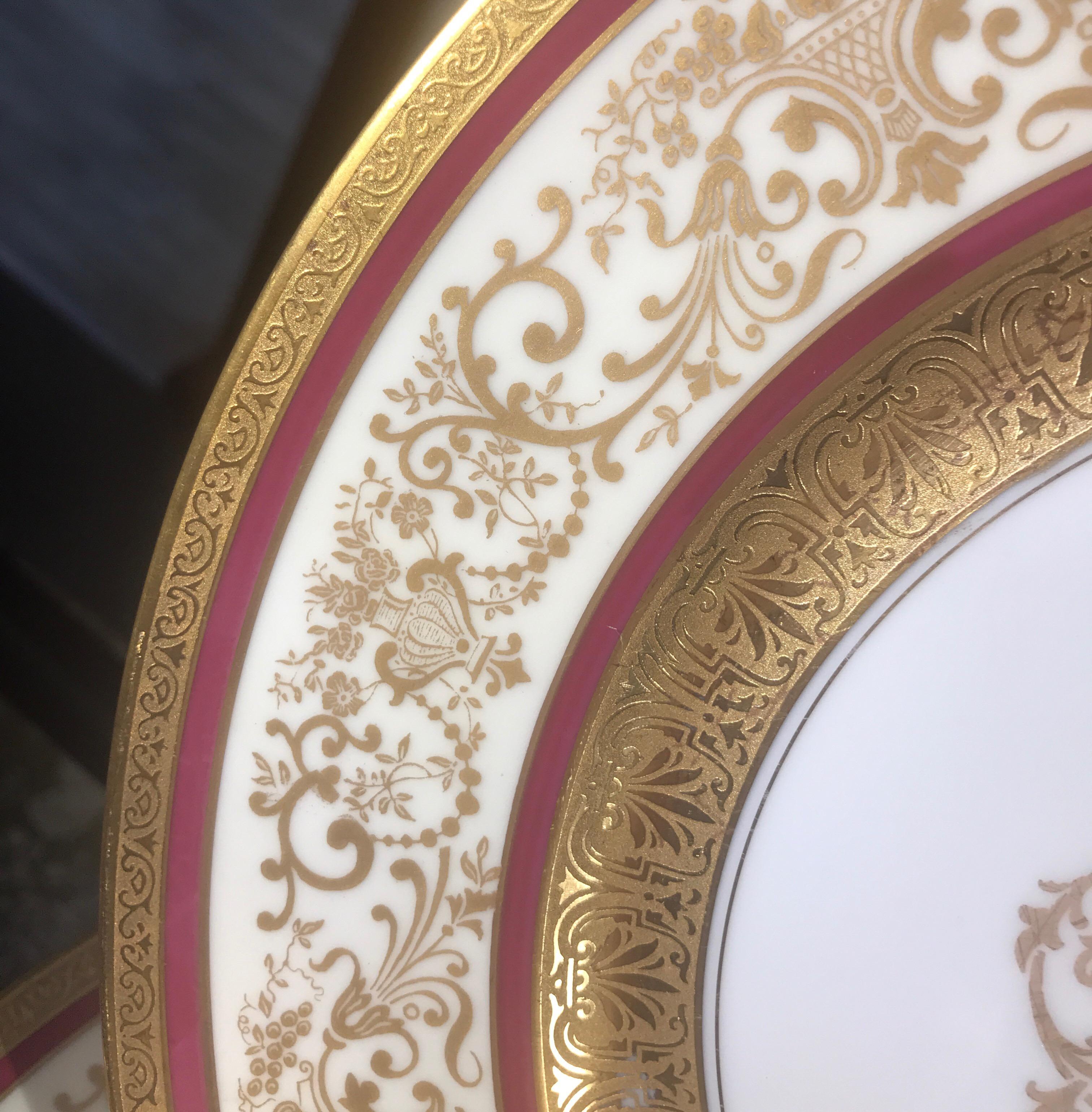 Opulent Set of 12 Gold Encrusted Service Dinner Plates 11 Inches Diameter In Excellent Condition For Sale In Lambertville, NJ