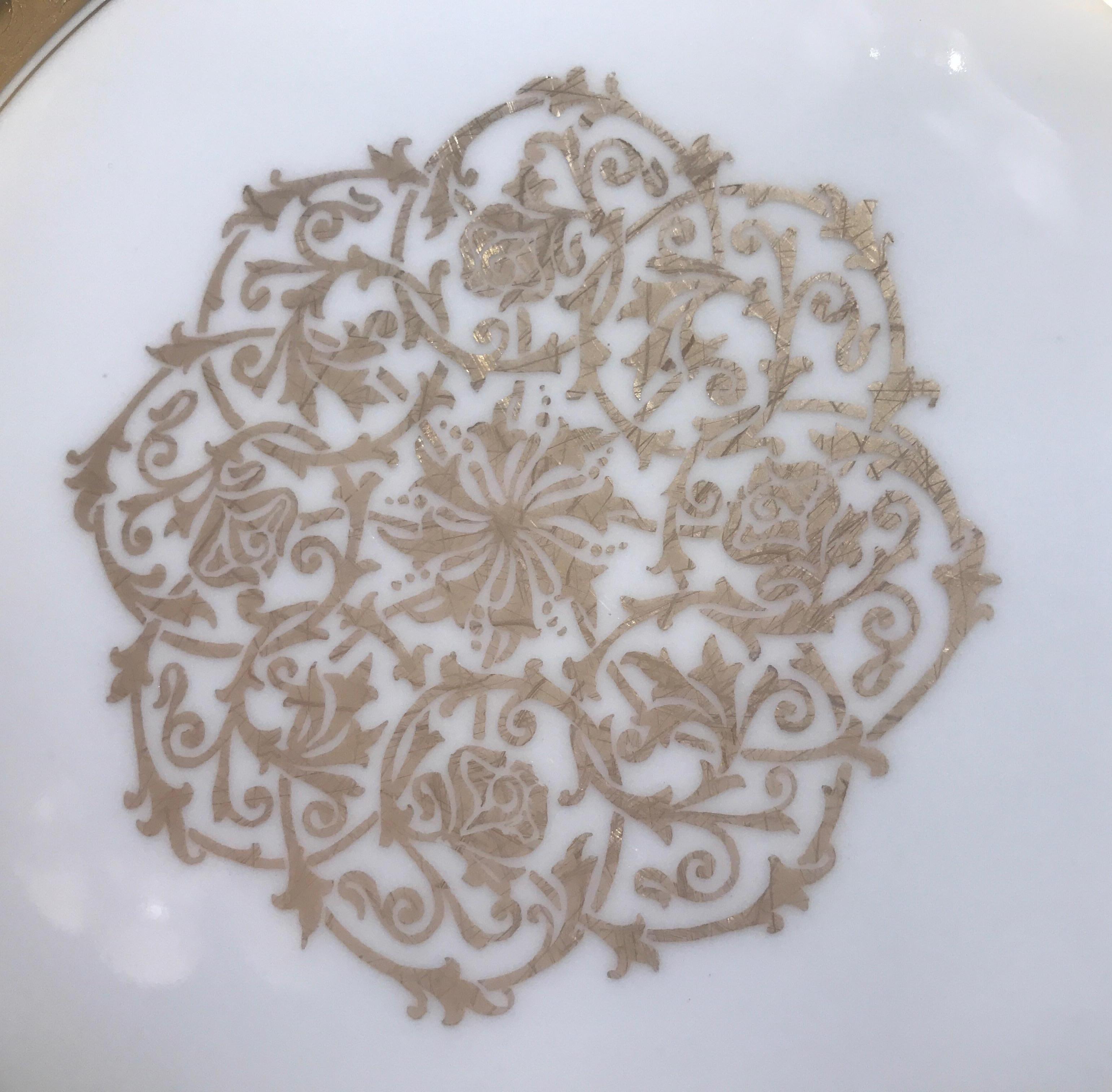 Mid-20th Century Opulent Set of 12 Gold Encrusted Service Dinner Plates 11 Inches Diameter For Sale