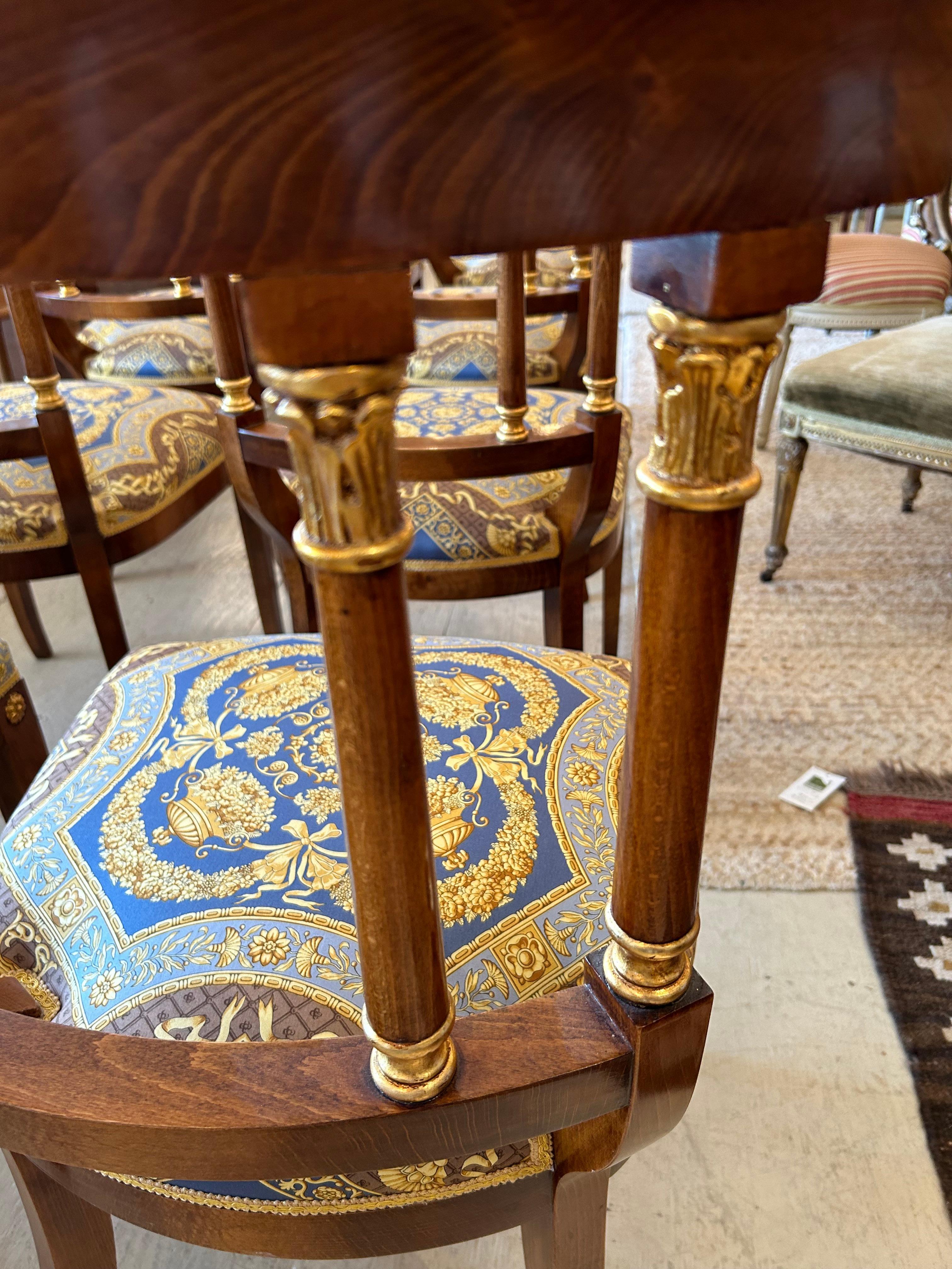 Opulenter Satz von 8 Esszimmerstühlen im Empire-Stil mit Versace-Polsterung im Angebot 5