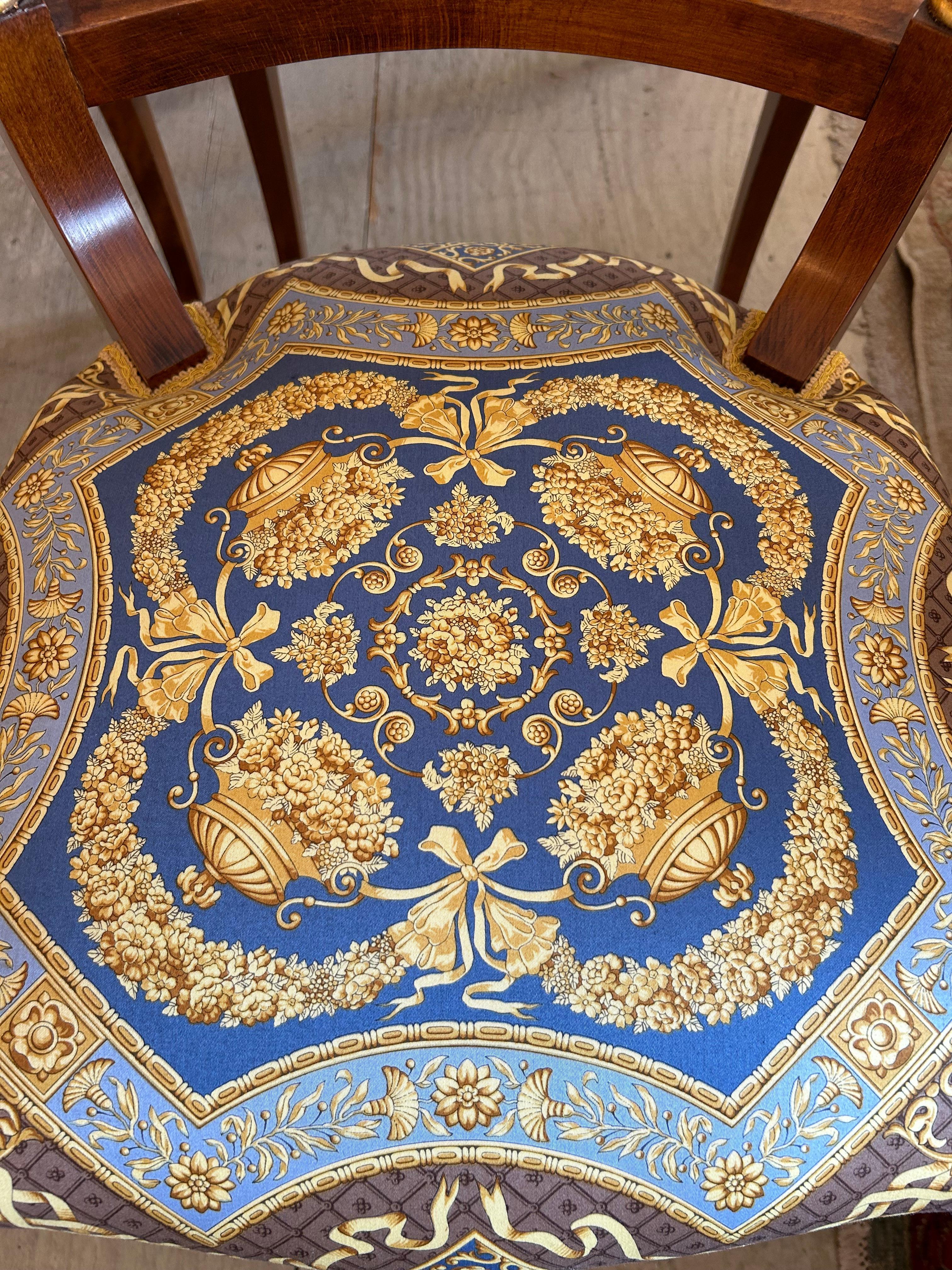 Opulenter Satz von 8 Esszimmerstühlen im Empire-Stil mit Versace-Polsterung im Angebot 7