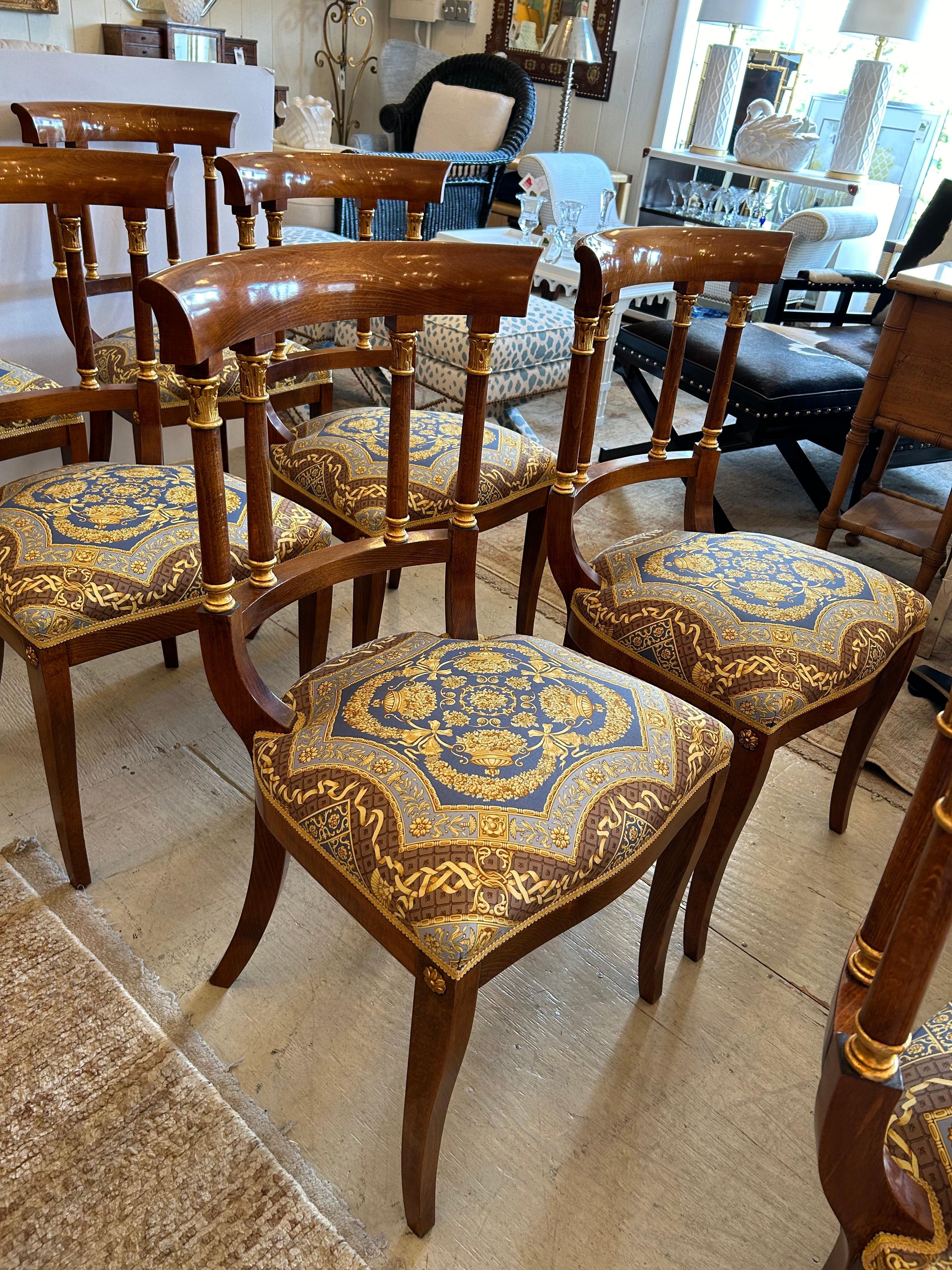 Opulenter Satz von 8 Esszimmerstühlen im Empire-Stil mit Versace-Polsterung im Angebot 8
