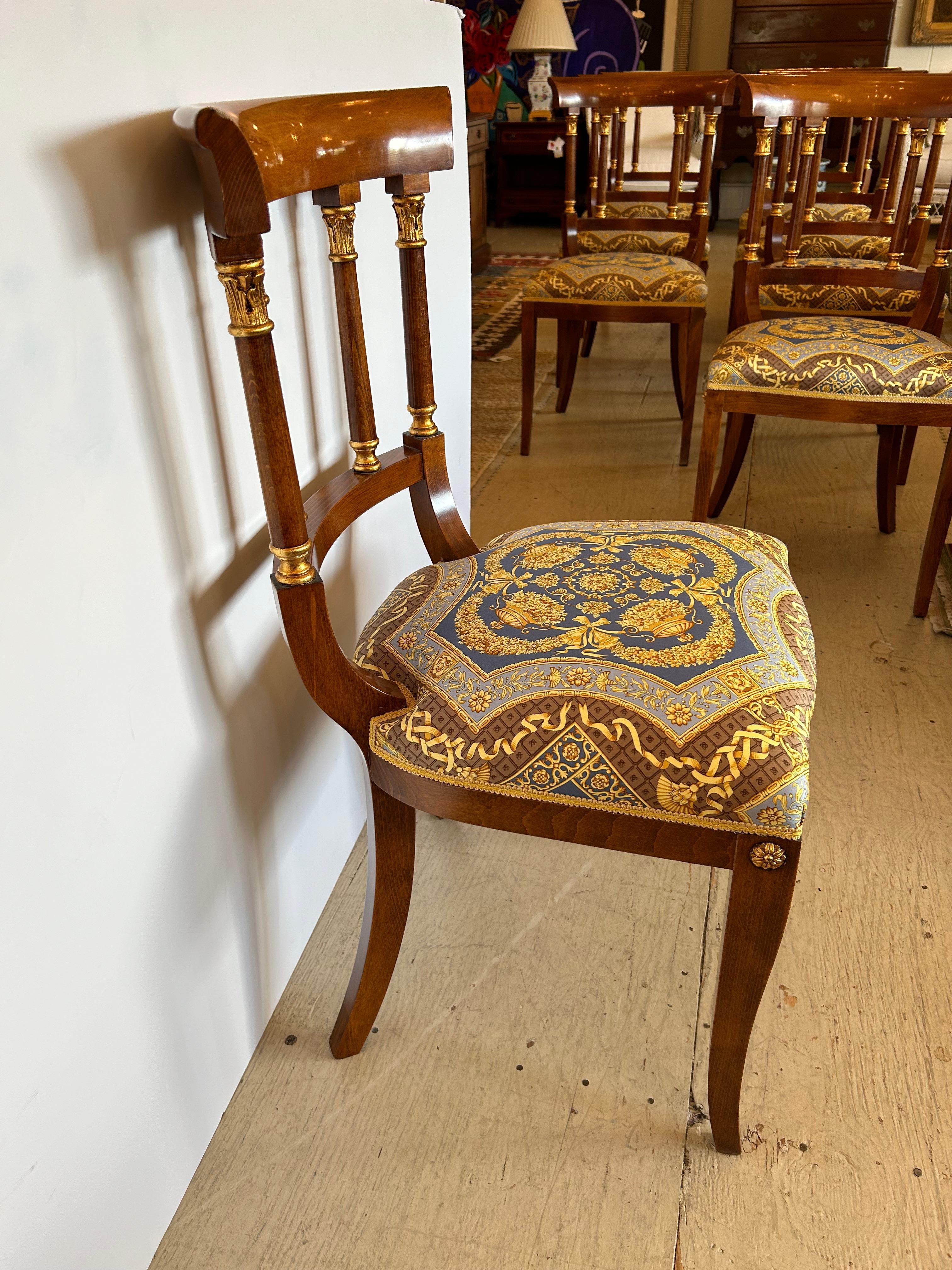 Opulenter Satz von 8 Esszimmerstühlen im Empire-Stil mit Versace-Polsterung im Angebot 9