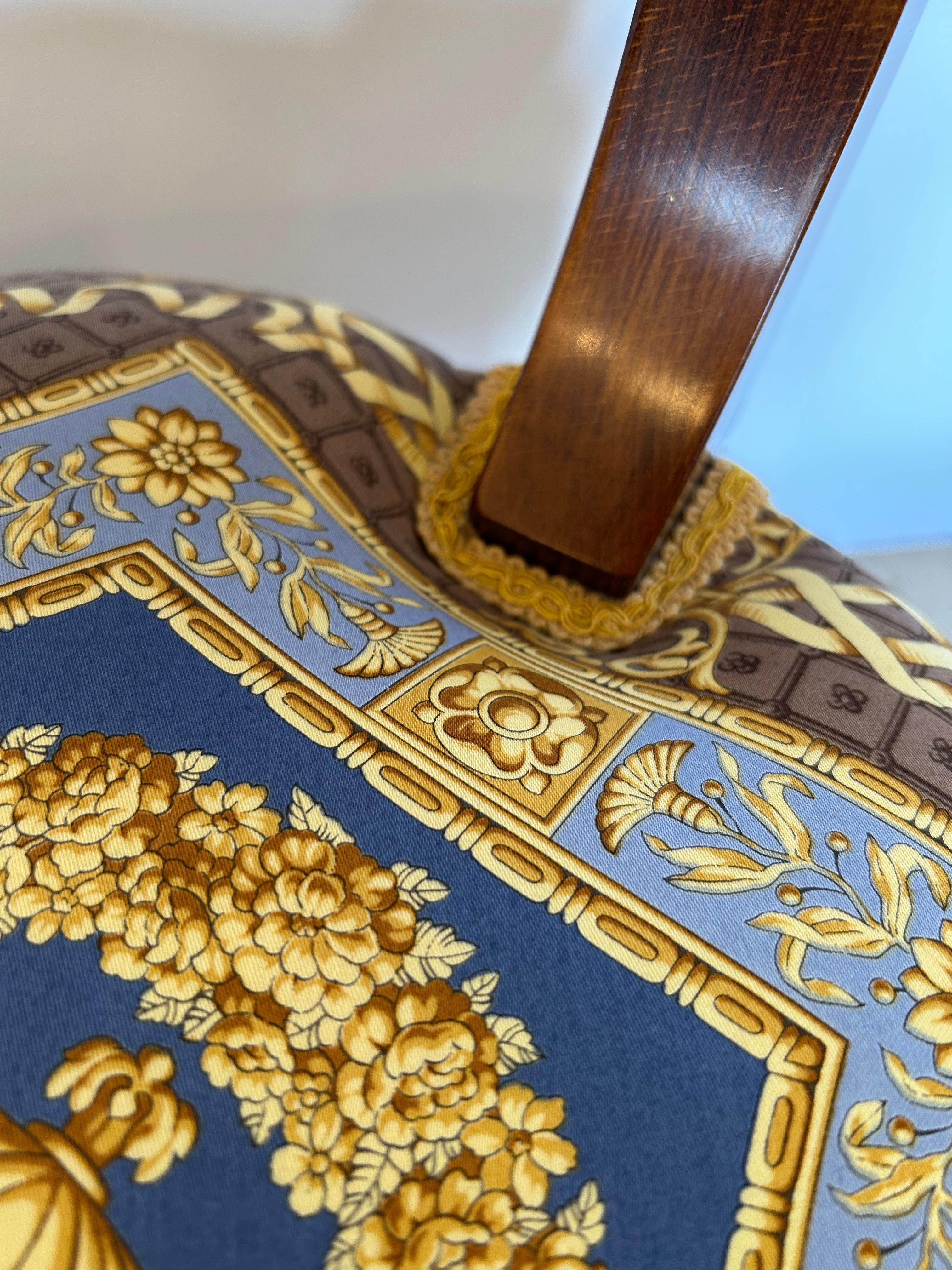 Opulenter Satz von 8 Esszimmerstühlen im Empire-Stil mit Versace-Polsterung im Angebot 10