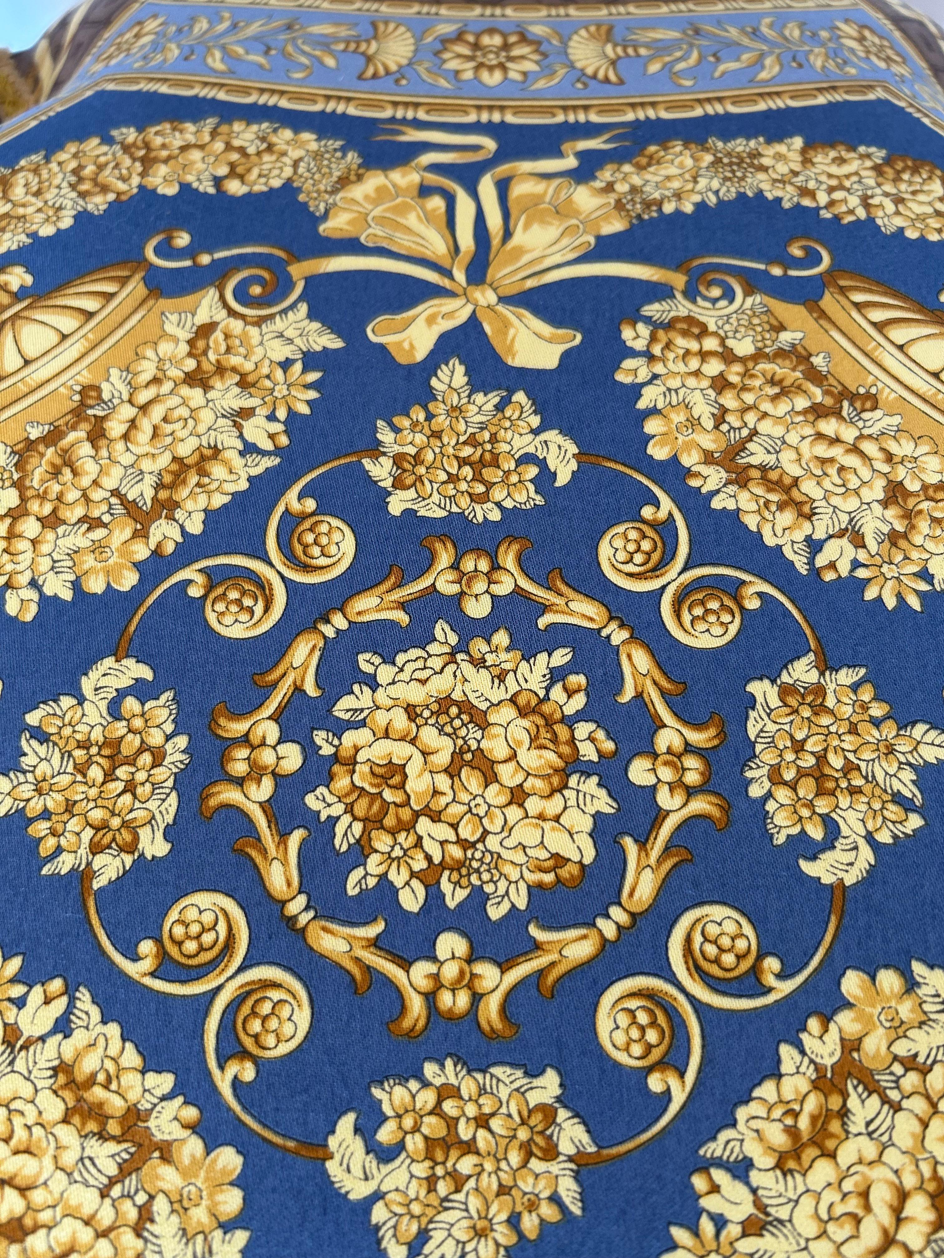 Opulenter Satz von 8 Esszimmerstühlen im Empire-Stil mit Versace-Polsterung im Angebot 11