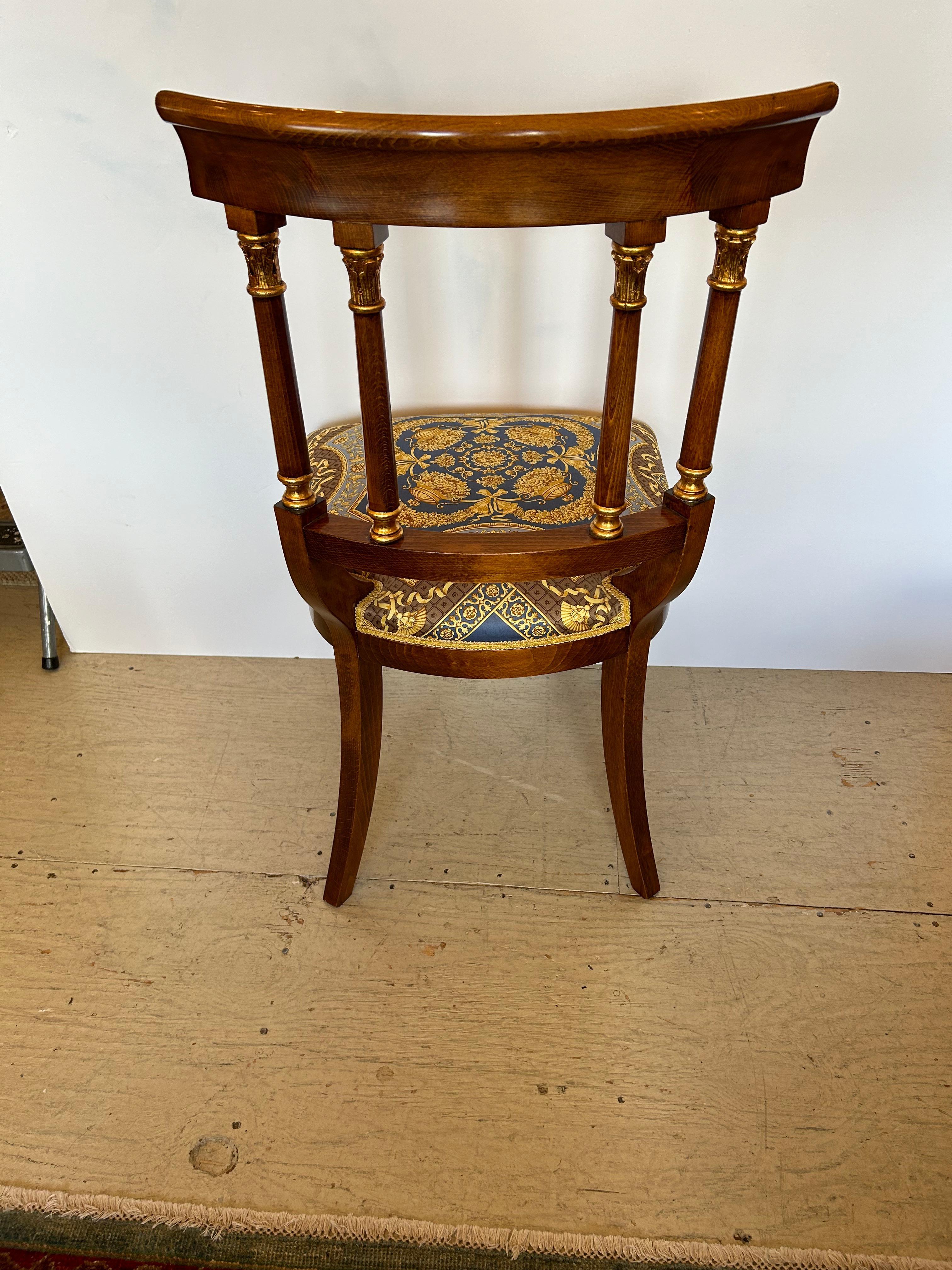 Opulenter Satz von 8 Esszimmerstühlen im Empire-Stil mit Versace-Polsterung im Angebot 12