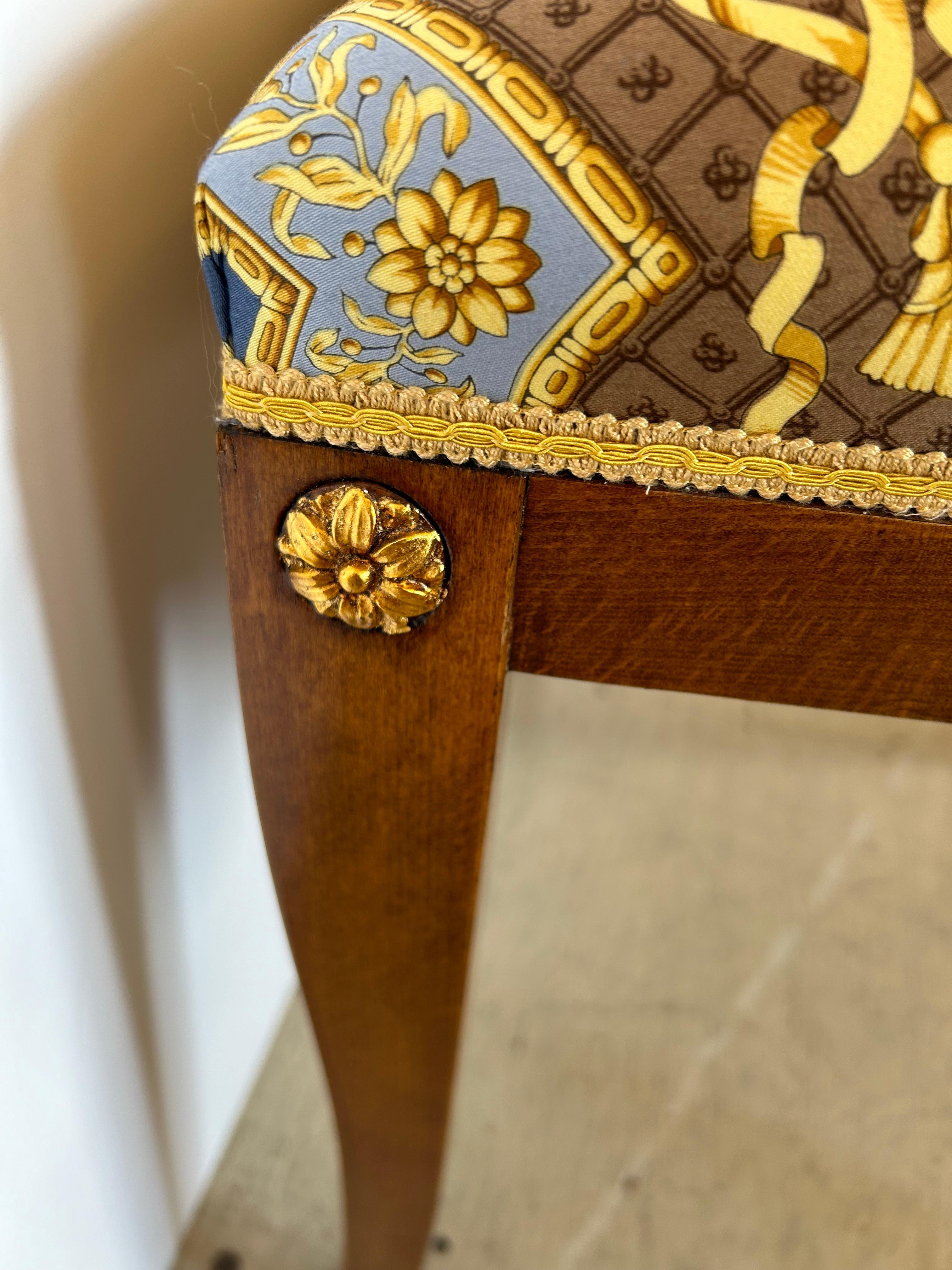 Opulenter Satz von 8 Esszimmerstühlen im Empire-Stil mit Versace-Polsterung im Angebot 13