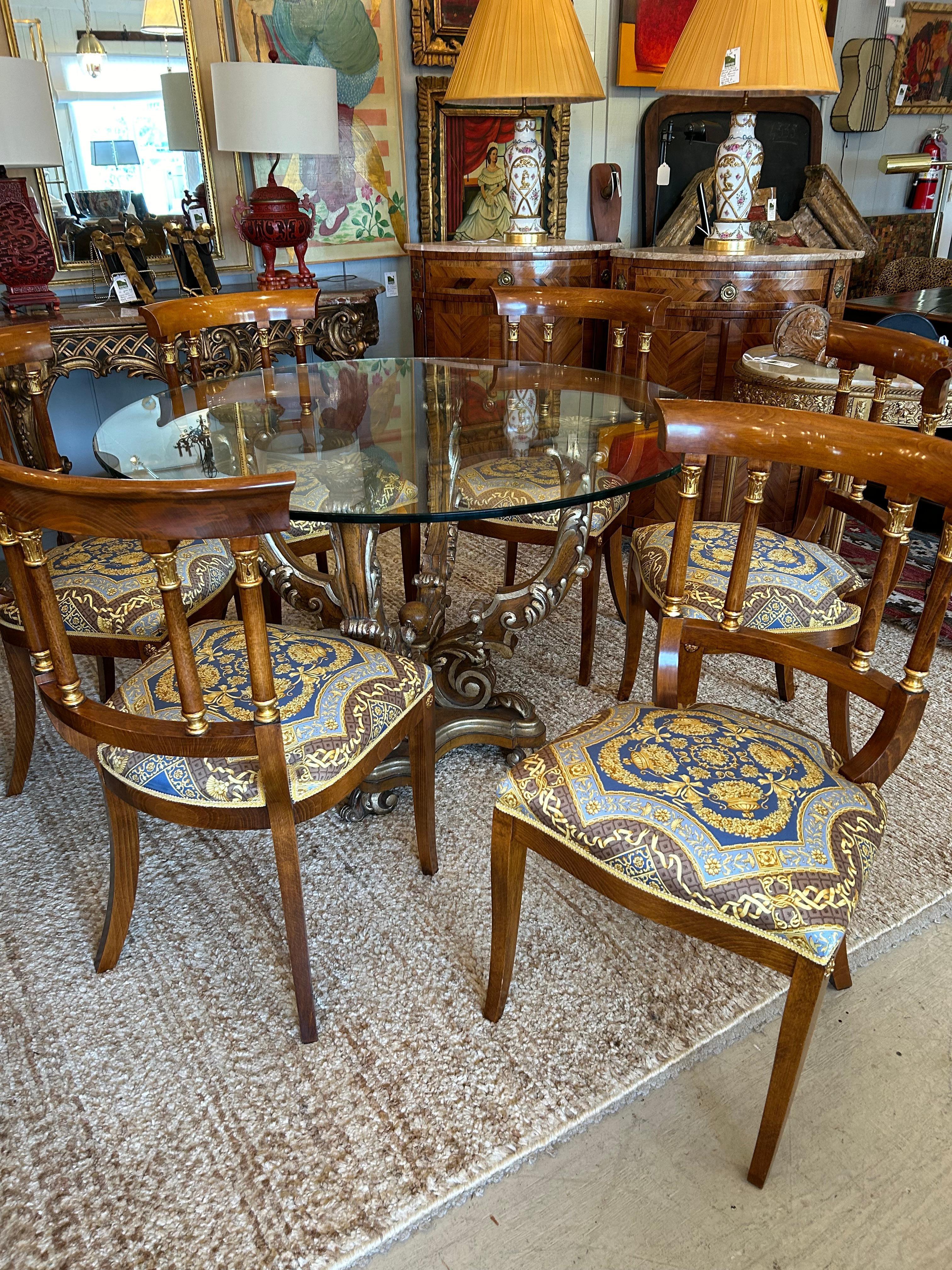 Opulenter Satz von 8 Esszimmerstühlen im Empire-Stil mit Versace-Polsterung im Angebot 15