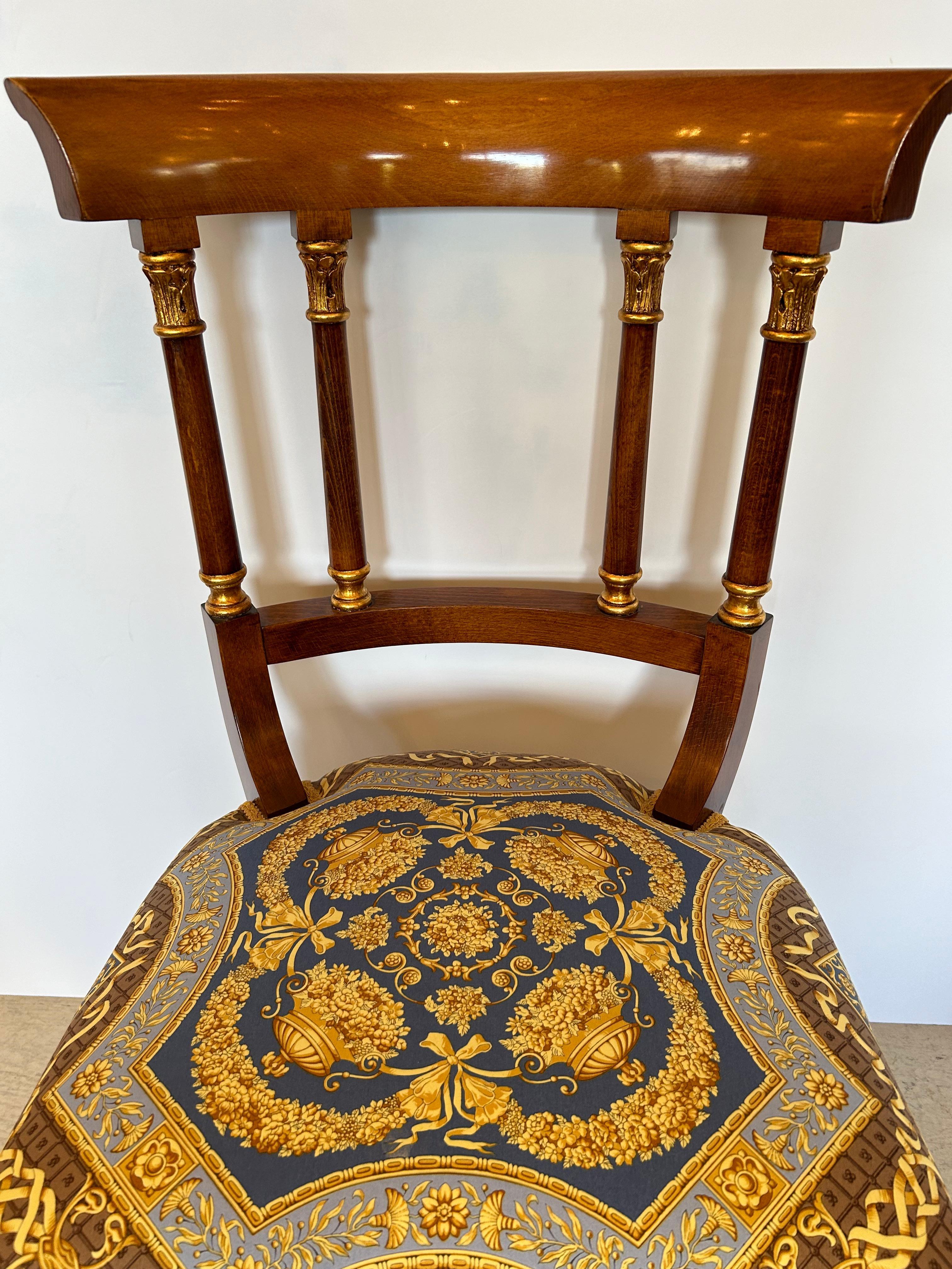 Opulenter Satz von 8 Esszimmerstühlen im Empire-Stil mit Versace-Polsterung im Zustand „Gut“ im Angebot in Hopewell, NJ