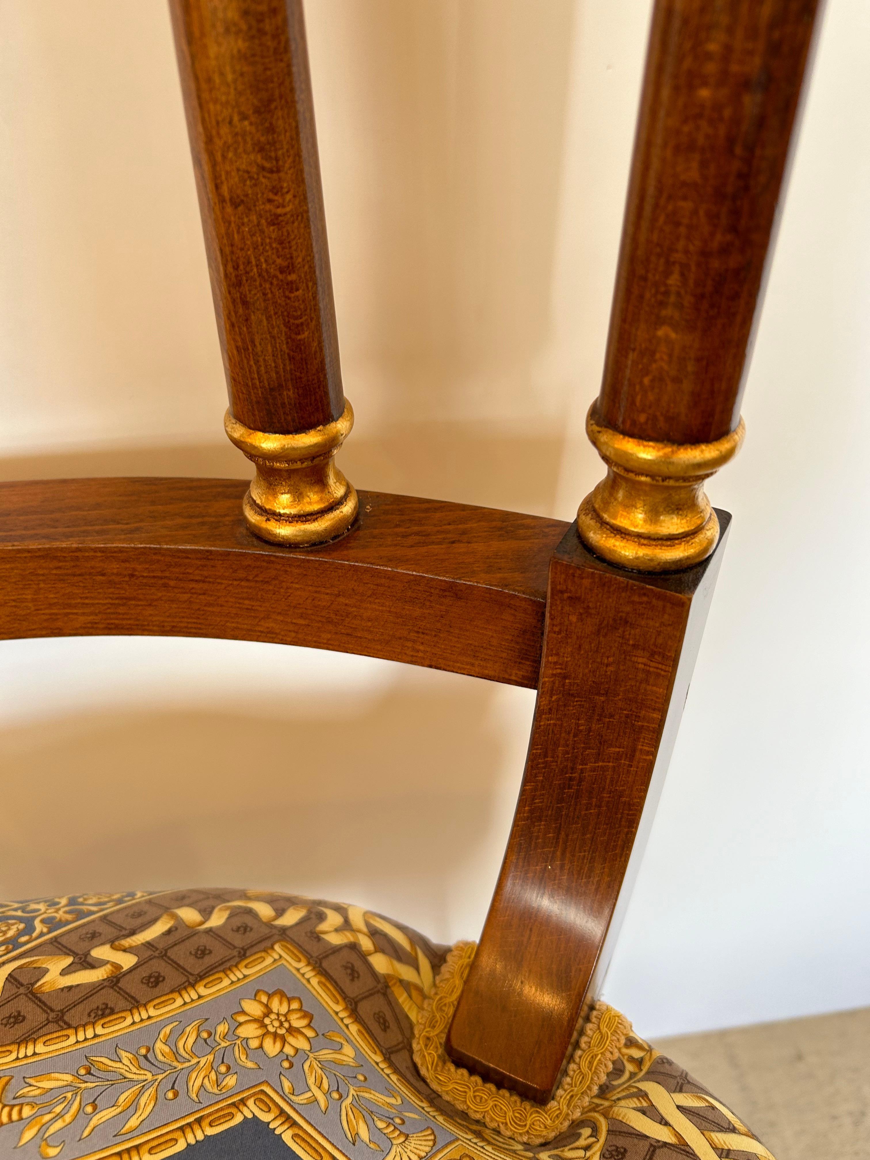 Opulenter Satz von 8 Esszimmerstühlen im Empire-Stil mit Versace-Polsterung im Angebot 1