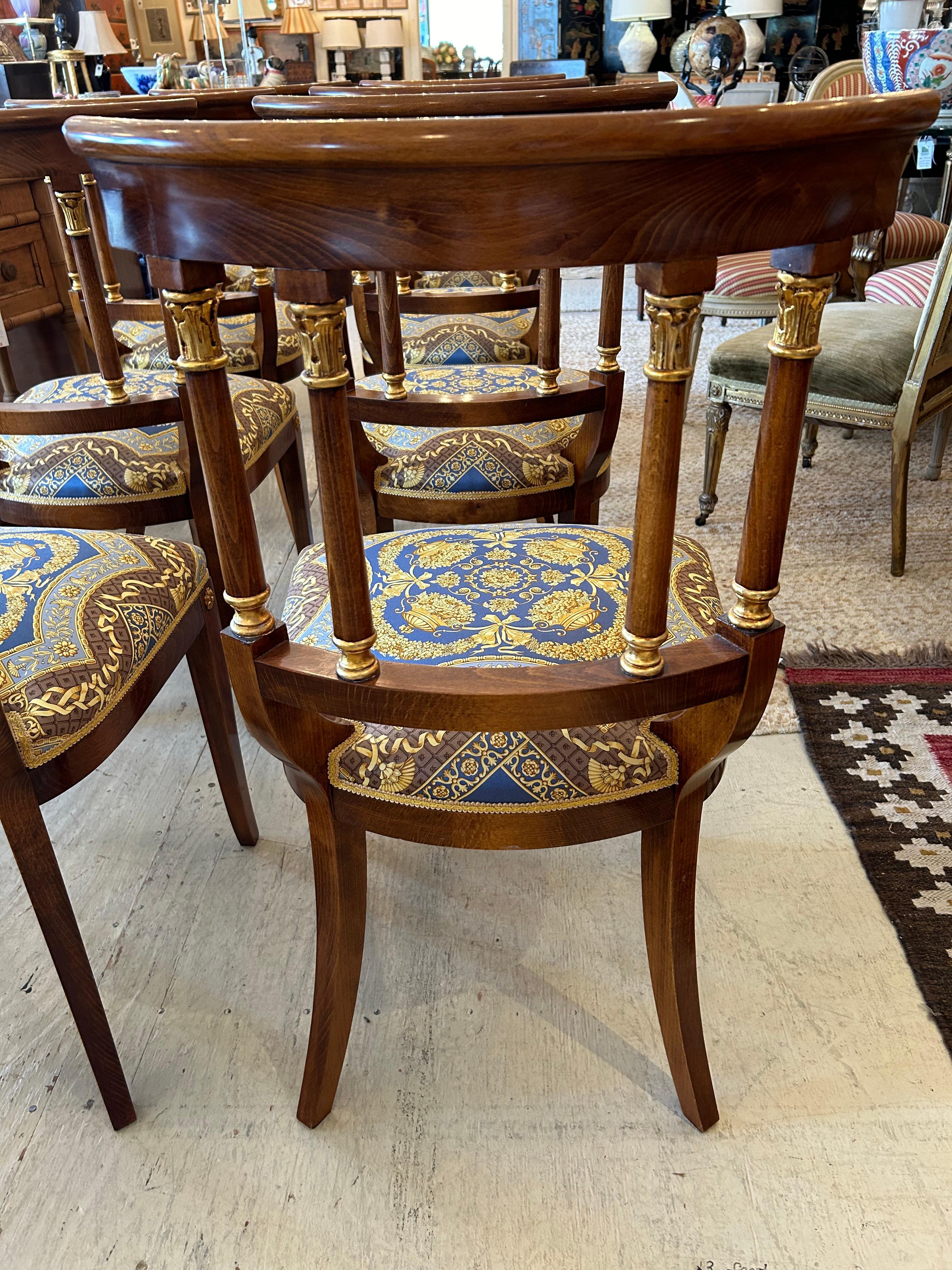 Opulenter Satz von 8 Esszimmerstühlen im Empire-Stil mit Versace-Polsterung im Angebot 4
