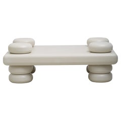 Opulento tavolo bianco da cocktail o da caffè Tables di Kouros Maghsoudi