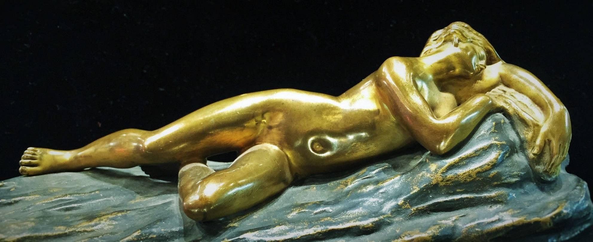 Opus-Cellini, Skulpturaler Briefbeschwerer aus Bronze und Marmor im Art déco-Stil, ca. 1930 (Vergoldet) im Angebot