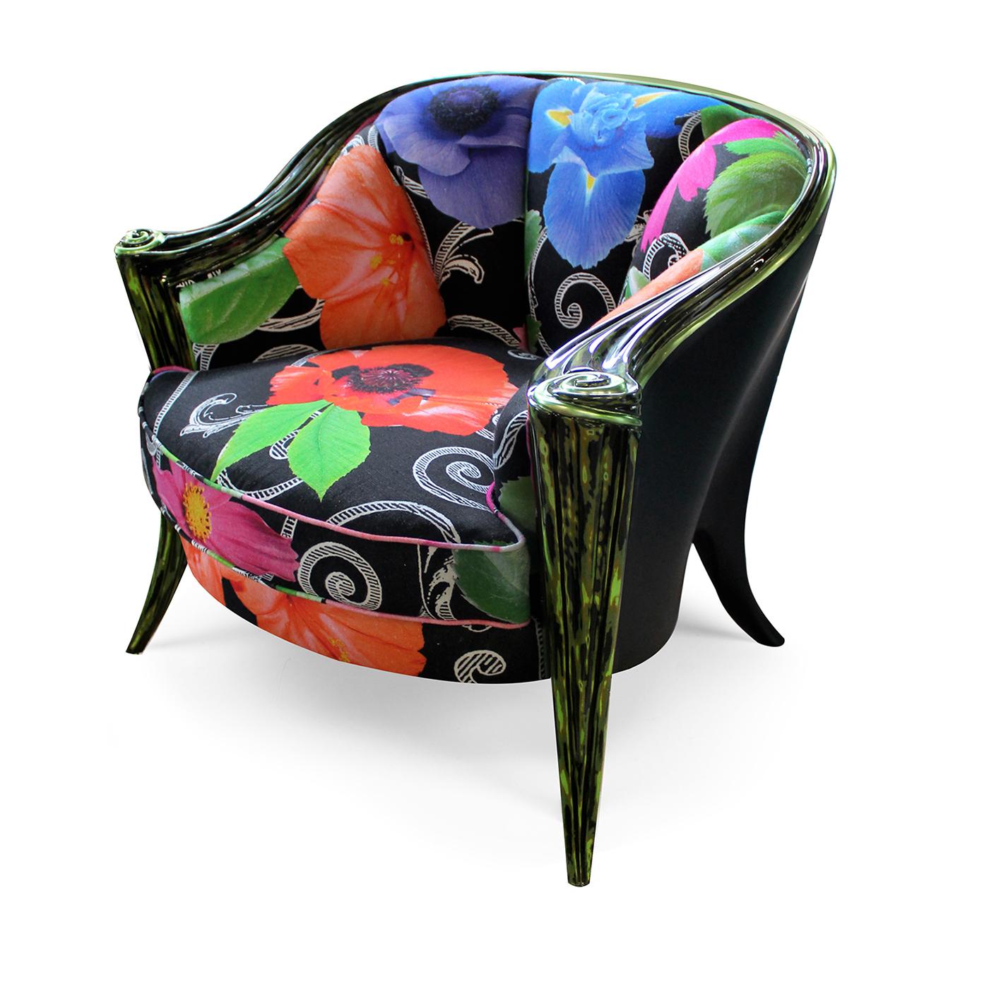 Introducing the opulent Opus Futura Black Flower armchair, a creation of Carlo Rampazzi. This piece features a meticulously carved wooden structure that captivates with its contrasting finishes - a sleek black lacquer finish on the backrest, an