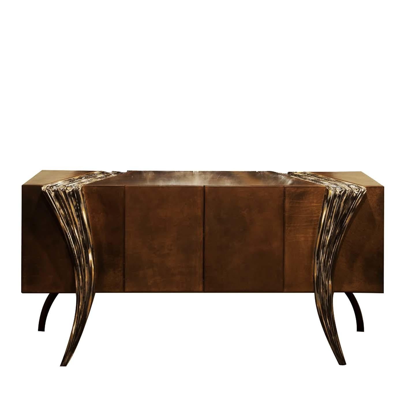 Ce buffet étonnant et polyvalent sera un superbe ajout à une maison éclectique, où il fournira au salon, à la salle à manger ou même à l'entrée un vaste espace de rangement, tout en insufflant un sens unique du mouvement qui ne passera pas inaperçu.