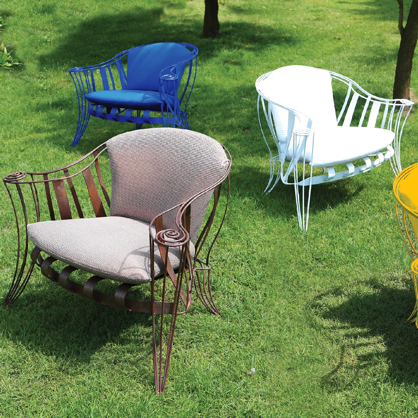 Part of the Opus Garden collection, this stunning outdoor armchair is an ideal addition to an eclectic patio or contemporary terrace. Its sinuous curves, distinctive of the Opus collection, were crafted of hand-bent iron that was treated with a