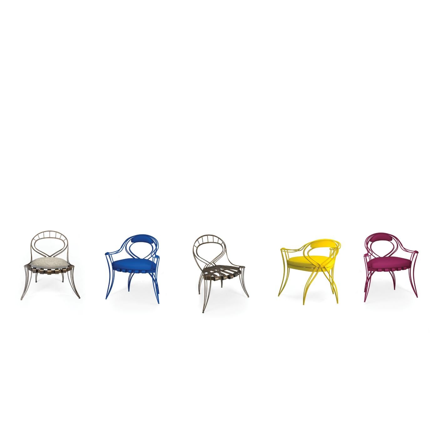 Dieser atemberaubende Stuhl zeichnet sich durch eine offene und ätherische Silhouette aus, die Einfachheit, Komfort und Stabilität vermittelt. Das Gestell aus handgebogenen Eisenstäben mit ausgestellten Beinen und einer runden Rückenlehne, die