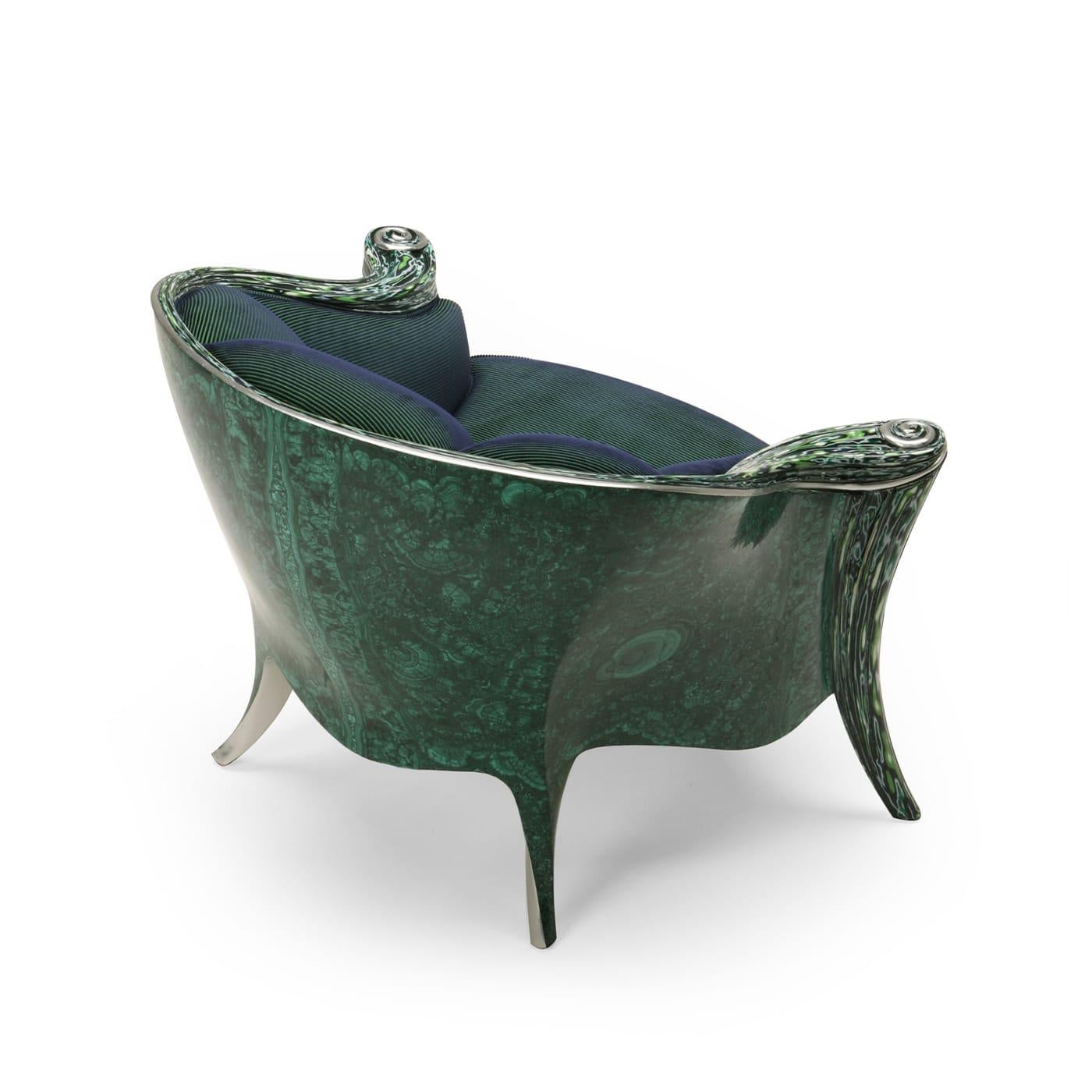 Dieser von Carlo Rampazzi entworfene Sessel ist ein Musterbeispiel an Exzentrik und Eleganz. Fließende Profile kennzeichnen die umhüllende Holzstruktur, deren vordere Beine fein modelliert und mit einer polychromen, glasartigen Oberfläche namens