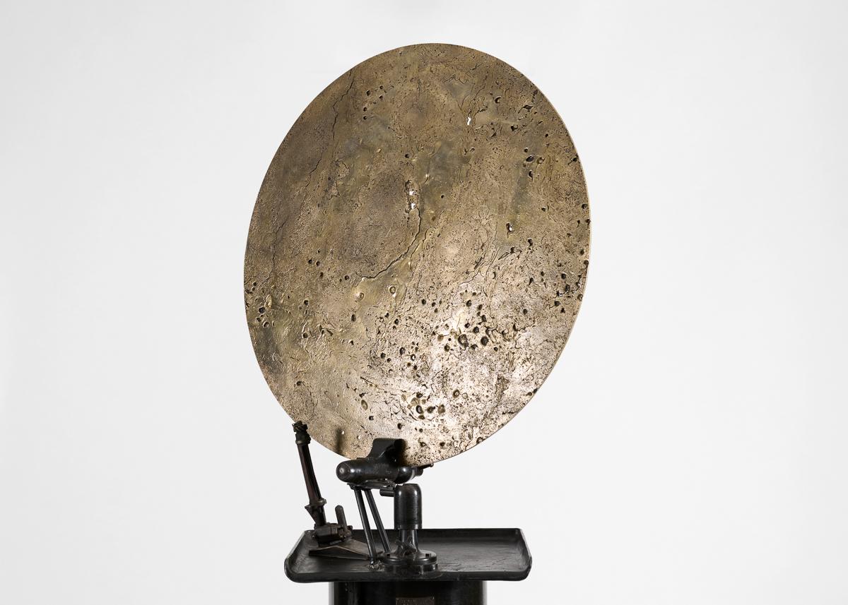Americano OR 06, scultura di disco lunare su base meccanica in vendita